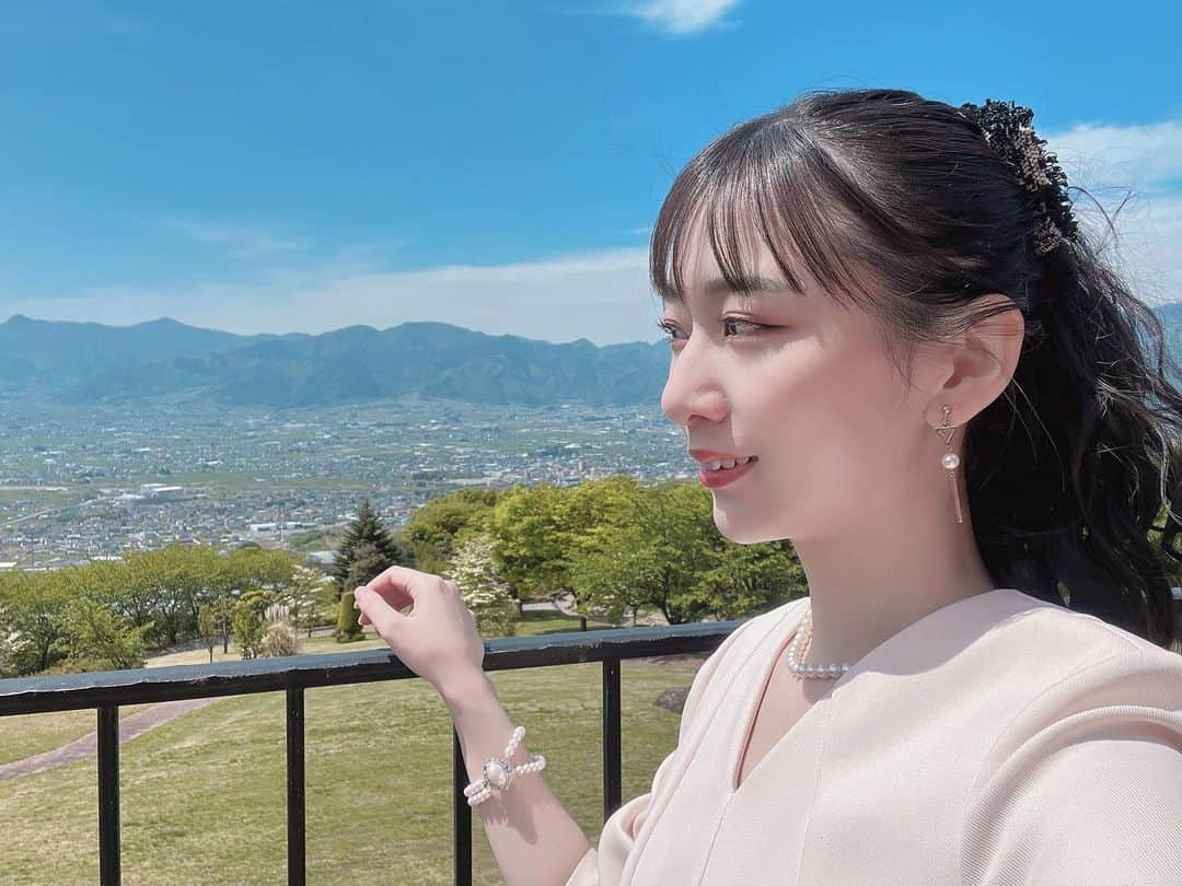 大須賀あみのインスタグラム：「引き続き友人の結婚式の投稿👰‍♀️🤵‍♂️  ポニテはクリップタイプのエクステで、髪短い私でも簡単にボリューミーなポニテが作れちゃいました🫏🩵  友達の結婚式って本当に幸せな気持ちになるので 次は誰の結婚式に参加出来るかなぁ〜って楽しみにしてる！  #セルフォード #celford #結婚式コーデ」