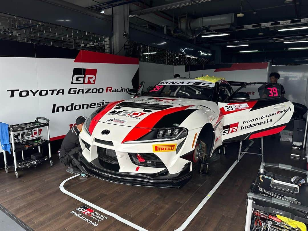 井出有治のインスタグラム：「#39 “Toyota Gazoo Racing Indonesia”  —————————————————— #izcast #livestream #onboardcamera #realtime #リアルタイム車載映像配信 #高画質 #低遅延  #2023fanatecgtworldchallengeasia  #🇹🇭 #thailand #chang #buriram」