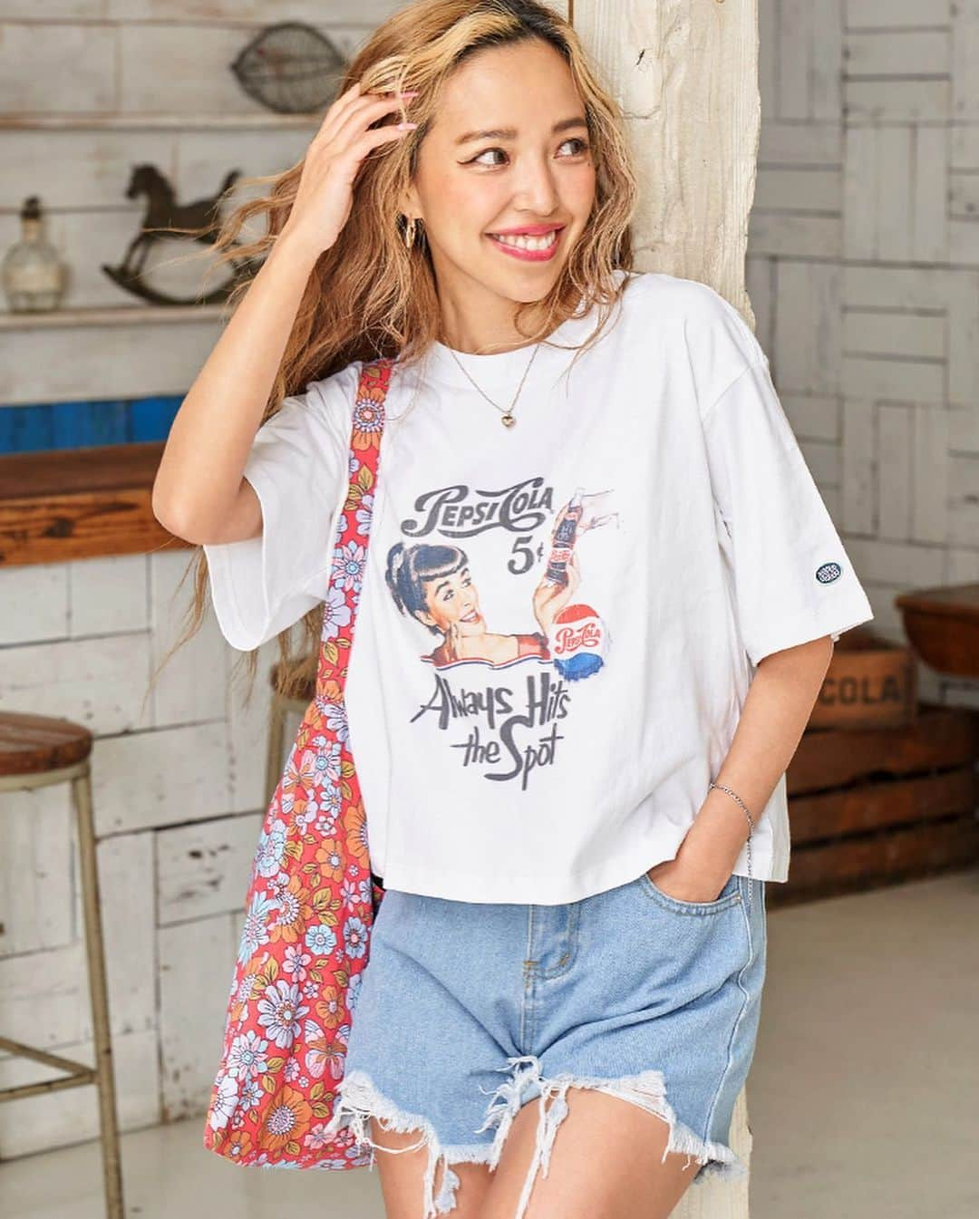 ANAP ONLINE SHOPさんのインスタグラム写真 - (ANAP ONLINE SHOPInstagram)「【いま着たい！Tシャツ特集】  ANAP onlineshopから こなれ感ヴィンテージ風Tシャツをまとめました♡  🔍商品番号  DISCUS×PEPSIガールプリントクロップドTシャツ 853-5563 メッセージリンガーTシャツ 853-5655 フロントウェーブロゴTシャツ 793-8857 DISCUS×PEPSIヴィンテージオーバーサイズTシャツ 853-5562  —————————————————  @anap_onlineshopは、 トレンドアイテムを取り扱うプチプラファッション通販です♡ ANAPの他にも様々なジャンルのブランドを取り扱っています✨  また、商品をオトクに買えるキャンペーンをほぼ毎日開催！ ストーリーズにてオトクな情報を発信中📢 お見逃しのないよう、是非フォローをお願い致します！  ▼▼▼▼　開催中イベント　▼▼▼▼ 只今、@anap_onlineshopにて 🔥新作アイテムMAX60%OFF🔥 週末タイムセールが開催中！  💝開催期間💝 5/12(金)10:00〜5/15(月)8:59  詳細はプロフィールURLorハイライトをチェック✔  —————————————————  #anap #カジュアルコーデ #大人カジュアルコーデ #tシャツ」5月13日 19時00分 - anap_onlineshop