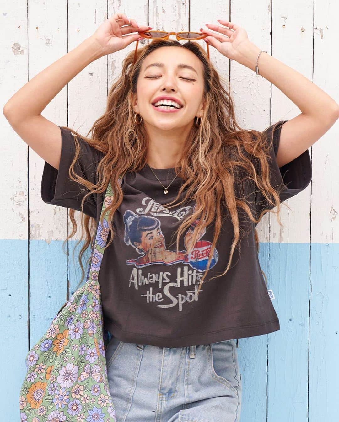 ANAP ONLINE SHOPさんのインスタグラム写真 - (ANAP ONLINE SHOPInstagram)「【いま着たい！Tシャツ特集】  ANAP onlineshopから こなれ感ヴィンテージ風Tシャツをまとめました♡  🔍商品番号  DISCUS×PEPSIガールプリントクロップドTシャツ 853-5563 メッセージリンガーTシャツ 853-5655 フロントウェーブロゴTシャツ 793-8857 DISCUS×PEPSIヴィンテージオーバーサイズTシャツ 853-5562  —————————————————  @anap_onlineshopは、 トレンドアイテムを取り扱うプチプラファッション通販です♡ ANAPの他にも様々なジャンルのブランドを取り扱っています✨  また、商品をオトクに買えるキャンペーンをほぼ毎日開催！ ストーリーズにてオトクな情報を発信中📢 お見逃しのないよう、是非フォローをお願い致します！  ▼▼▼▼　開催中イベント　▼▼▼▼ 只今、@anap_onlineshopにて 🔥新作アイテムMAX60%OFF🔥 週末タイムセールが開催中！  💝開催期間💝 5/12(金)10:00〜5/15(月)8:59  詳細はプロフィールURLorハイライトをチェック✔  —————————————————  #anap #カジュアルコーデ #大人カジュアルコーデ #tシャツ」5月13日 19時00分 - anap_onlineshop