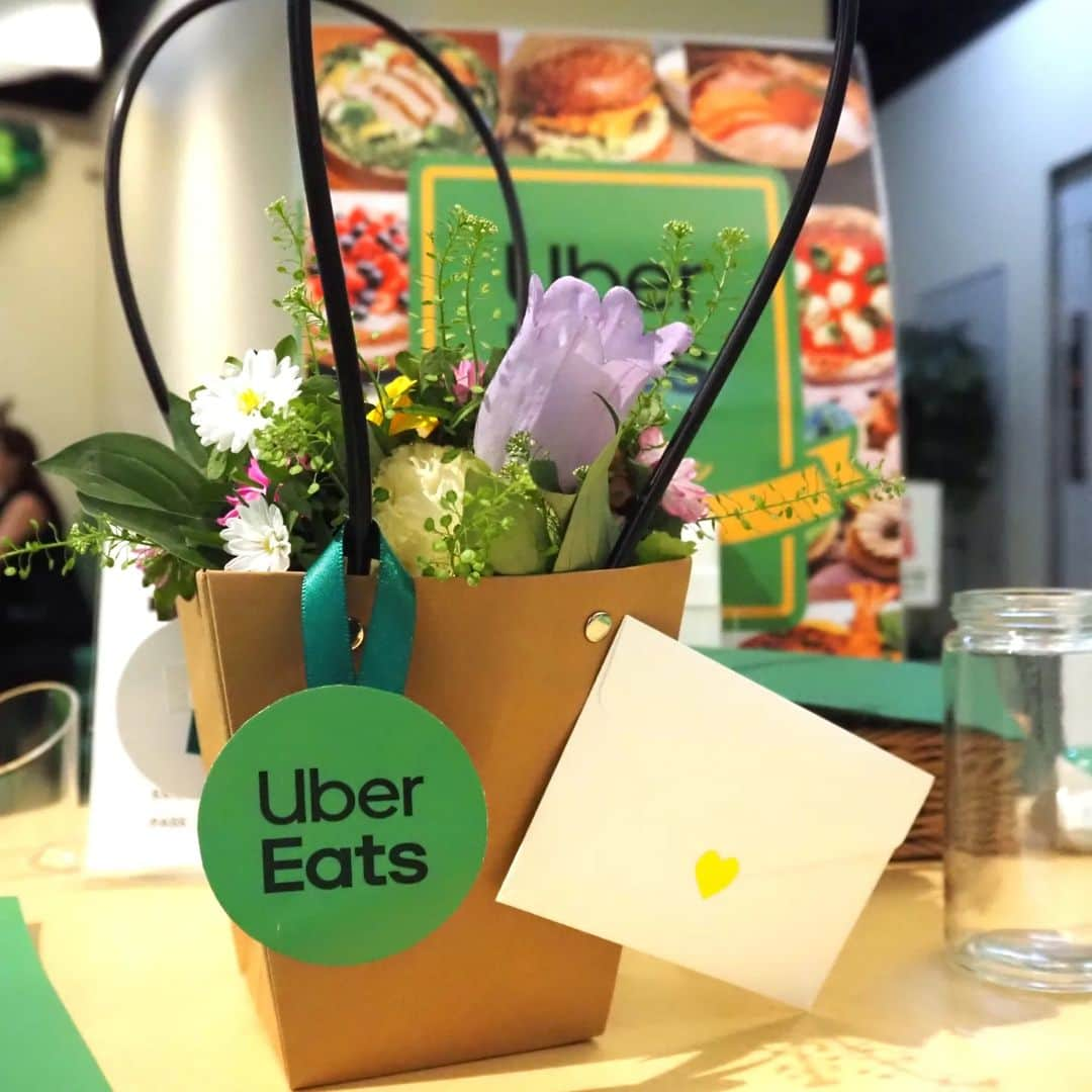 Kuboi Ayumiさんのインスタグラム写真 - (Kuboi AyumiInstagram)「太っ腹イベント！！Uber Eats ファミリーレストランへ行こう！  今日から14日までの期間限定でUber Eats初となる⽇本のファミリーレストランを進化させた「Uber Eats ファミレス」がオープン！  オープン前にご招待いただいたのですが、お得すぎるイベントだったので、シェア♡  なんと、イベントに行くと、会場内から注⽂に使える最⼤ 2,000 円分のクーポン*を⼀組様につき 1 枚プレゼントされます。 太っ腹すぎますよね！？ 食事やデザートを頼んで、レストランで楽しんだり、母の日ギフトを注文してみてはいかがでしょう。  Uber Eatsといえば、料理というイメージだったのですが、お花やハンドクリームなどの⺟の⽇のギフトもオーダーできるなんてビックリ。 今年の母の日はUber Eatsを使って、家族で楽しい時間を過ごそうかな。  ちなみに、レストラン内にキッズスペースもあったりするので、子連れで楽しめますよ。  *有効期限は 2023 年 5 ⽉ 14 ⽇(⽇)23:55   ■Uber Eats ファミリーレストラン(＠ubereats_japan) 〒150-0001  東京都渋⾕区神宮前６丁⽬４­１ 原宿⼋⾓館 1F 営業時間　朝 11 時〜夜 22 時まで（ラストオーダー20 時）  ○+●+○+●+○+●+○+●+○+●+○+●+○+●  @himekagami　←　check♡  おうちごはん が楽しくなるお取り寄せグルメ や 簡単＆時短ごはん、育児情報など発信中！ 投稿が気に入ったら保存&フォローしていただけるとうれしいです。 いつもありがとうございます(^^)  ○+●+○+●+○+●+○+●+○+●+○+●+○+●  #原宿 #原宿ランチ #原宿グルメ #原宿スイーツ #原宿カフェ #明治神宮 #母の日 #UberEats #UberEatsファミレス #ubereatsで母の日を祝おう  #pr #ウーバーイーツ」5月12日 18時16分 - himekagami