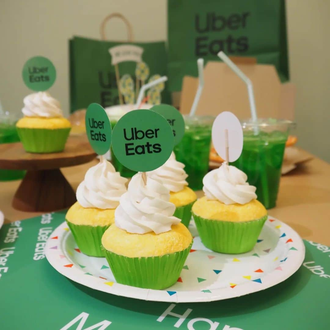 Kuboi Ayumiさんのインスタグラム写真 - (Kuboi AyumiInstagram)「太っ腹イベント！！Uber Eats ファミリーレストランへ行こう！  今日から14日までの期間限定でUber Eats初となる⽇本のファミリーレストランを進化させた「Uber Eats ファミレス」がオープン！  オープン前にご招待いただいたのですが、お得すぎるイベントだったので、シェア♡  なんと、イベントに行くと、会場内から注⽂に使える最⼤ 2,000 円分のクーポン*を⼀組様につき 1 枚プレゼントされます。 太っ腹すぎますよね！？ 食事やデザートを頼んで、レストランで楽しんだり、母の日ギフトを注文してみてはいかがでしょう。  Uber Eatsといえば、料理というイメージだったのですが、お花やハンドクリームなどの⺟の⽇のギフトもオーダーできるなんてビックリ。 今年の母の日はUber Eatsを使って、家族で楽しい時間を過ごそうかな。  ちなみに、レストラン内にキッズスペースもあったりするので、子連れで楽しめますよ。  *有効期限は 2023 年 5 ⽉ 14 ⽇(⽇)23:55   ■Uber Eats ファミリーレストラン(＠ubereats_japan) 〒150-0001  東京都渋⾕区神宮前６丁⽬４­１ 原宿⼋⾓館 1F 営業時間　朝 11 時〜夜 22 時まで（ラストオーダー20 時）  ○+●+○+●+○+●+○+●+○+●+○+●+○+●  @himekagami　←　check♡  おうちごはん が楽しくなるお取り寄せグルメ や 簡単＆時短ごはん、育児情報など発信中！ 投稿が気に入ったら保存&フォローしていただけるとうれしいです。 いつもありがとうございます(^^)  ○+●+○+●+○+●+○+●+○+●+○+●+○+●  #原宿 #原宿ランチ #原宿グルメ #原宿スイーツ #原宿カフェ #明治神宮 #母の日 #UberEats #UberEatsファミレス #ubereatsで母の日を祝おう  #pr #ウーバーイーツ」5月12日 18時16分 - himekagami