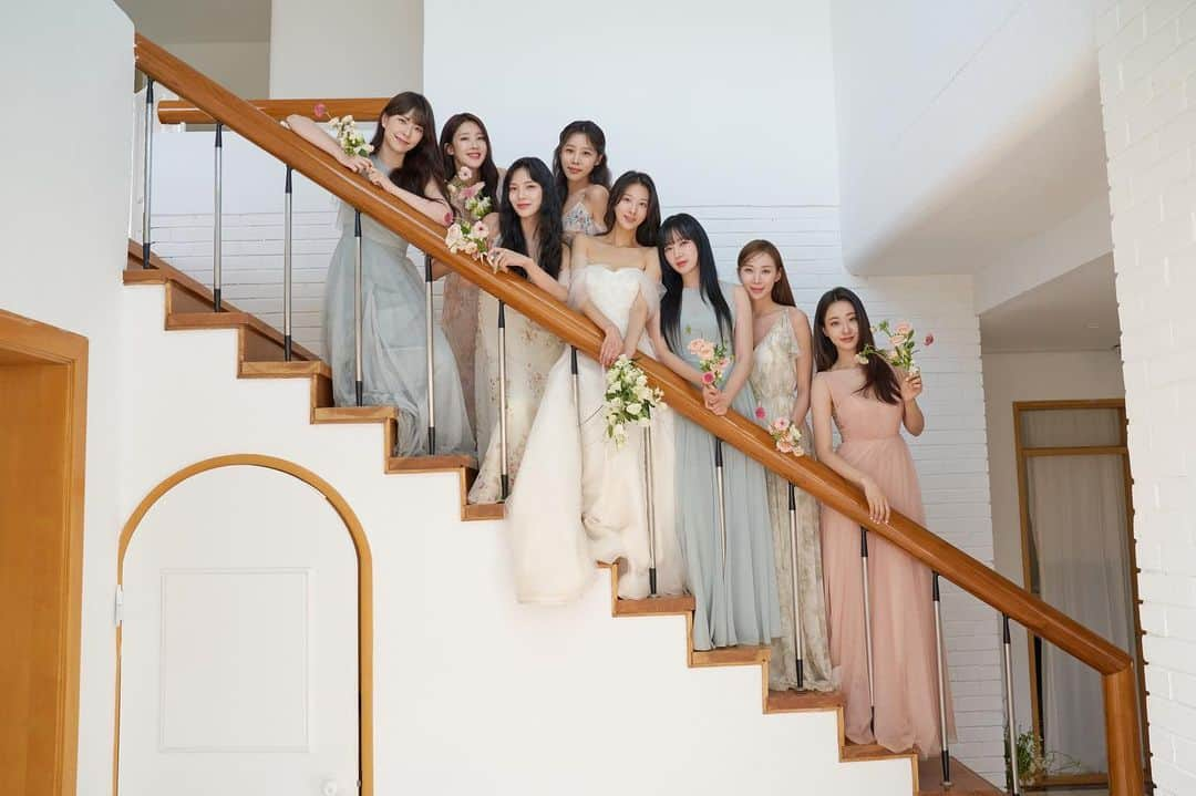 ミナ さんのインスタグラム写真 - (ミナ Instagram)「👰‍♀️ With #ninemuses 💃 사랑하는 멤버들과 브리저튼 같았던 이 날의 장면들🌸✨ Studio : @wwl.studio  Flower : @salgoo.c  Dress : @marrynmari_official @annesbq.official」5月12日 18時16分 - blossomh_