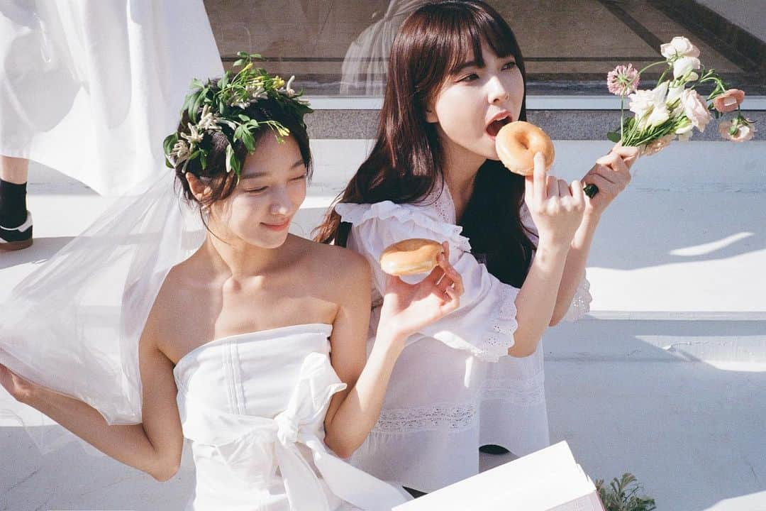 ミナ さんのインスタグラム写真 - (ミナ Instagram)「👰‍♀️ With #ninemuses 💃 사랑하는 멤버들과 브리저튼 같았던 이 날의 장면들🌸✨ Studio : @wwl.studio  Flower : @salgoo.c  Dress : @marrynmari_official @annesbq.official」5月12日 18時16分 - blossomh_