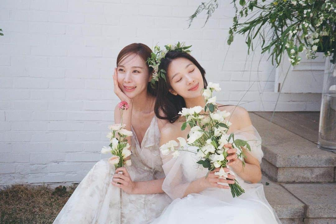 ミナ さんのインスタグラム写真 - (ミナ Instagram)「👰‍♀️ With #ninemuses 💃 사랑하는 멤버들과 브리저튼 같았던 이 날의 장면들🌸✨ Studio : @wwl.studio  Flower : @salgoo.c  Dress : @marrynmari_official @annesbq.official」5月12日 18時16分 - blossomh_