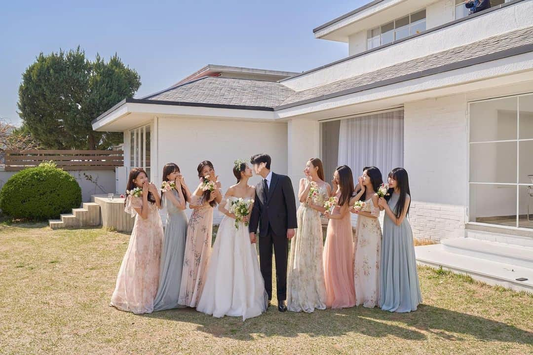 ミナ のインスタグラム：「👰‍♀️ With #ninemuses 💃 사랑하는 멤버들과 브리저튼 같았던 이 날의 장면들🌸✨ Studio : @wwl.studio  Flower : @salgoo.c  Dress : @marrynmari_official @annesbq.official」