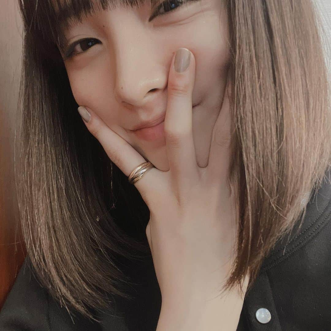 大友花恋さんのインスタグラム写真 - (大友花恋Instagram)「2023年8月6日（日）に京セラドーム大阪で開催される、KANSAI COLLECTION 2023 AUTUMN&WINTERに出演します☺︎  みんなに会える時間を楽しみにしています✨ 詳細はホームページにて~ http://www.kansai-collection.net/  @kansaicollection   余談ですが、、、。  #キャンメイクカラフルネイルズN81 可愛いすぎる~限定の残りの2つも買お~っと。  そして、、、。  この写真だと、髪の毛、明るく見えるな~こんな感じで明るくしたいような、いつも通り暗くしたいような~🤔 長さも、また切りたいけれど、伸ばしたいのよね~🤔」5月12日 18時21分 - karen_otomo