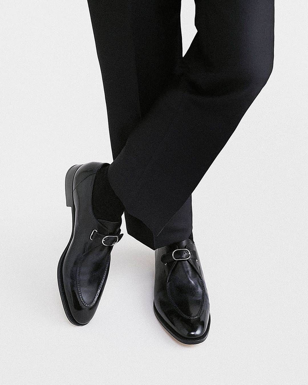 のインスタグラム：「Inspired by the British Mod scene, Liverpool is a distinctive single-monk featuring the house’s new signature buckle – a nod to the Lopez saddle cut out. . #johnlobb  @julienthomashamon  @gauthierborsarello」