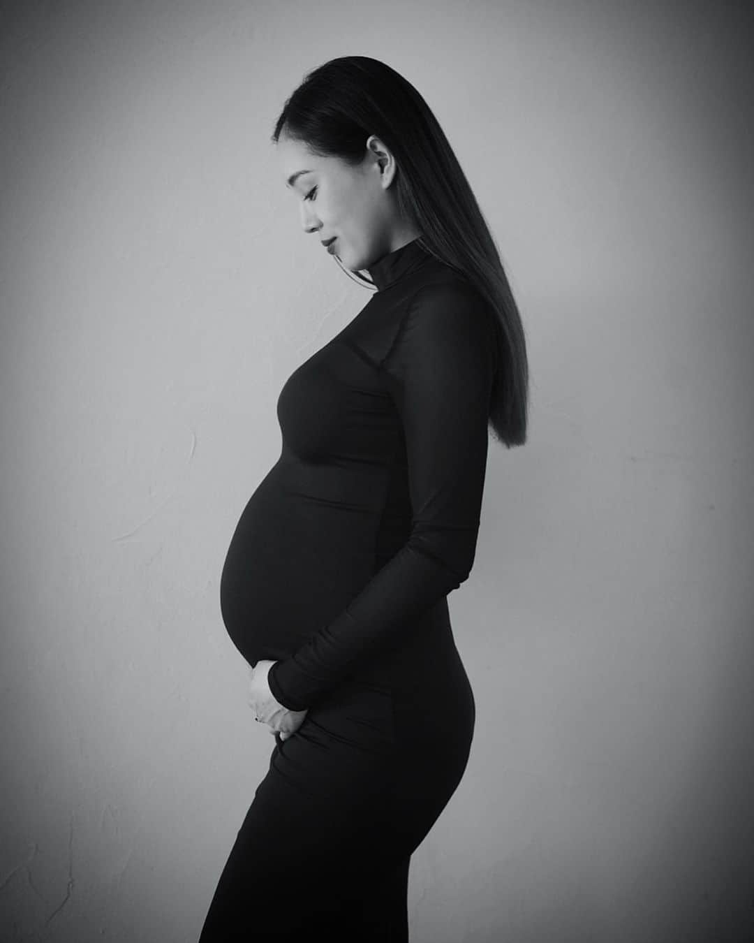 中村エリカのインスタグラム：「もう少しで会えるよ👶🩵 . . . #マタニティフォト #マタニティ #マタニティコーデ #妊娠 #妊娠9ヶ月 #妊婦 #maternity #maternityphotography #wmb #妊娠記録」