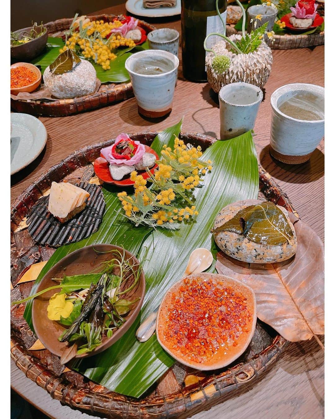 成海まりのインスタグラム：「Noma京都のFood & kitchen 🍽  キッチンが見える席だったから、観察できて楽しかった☺️  #noma #nomakyoto #ノーマ　#ノーマ京都　#restaurant #food #kyoto #acehotel #acehotelkyoto #worldrestaurant #Worldbestrestaurant50 #京都　#お花　#flowers @nomacph」