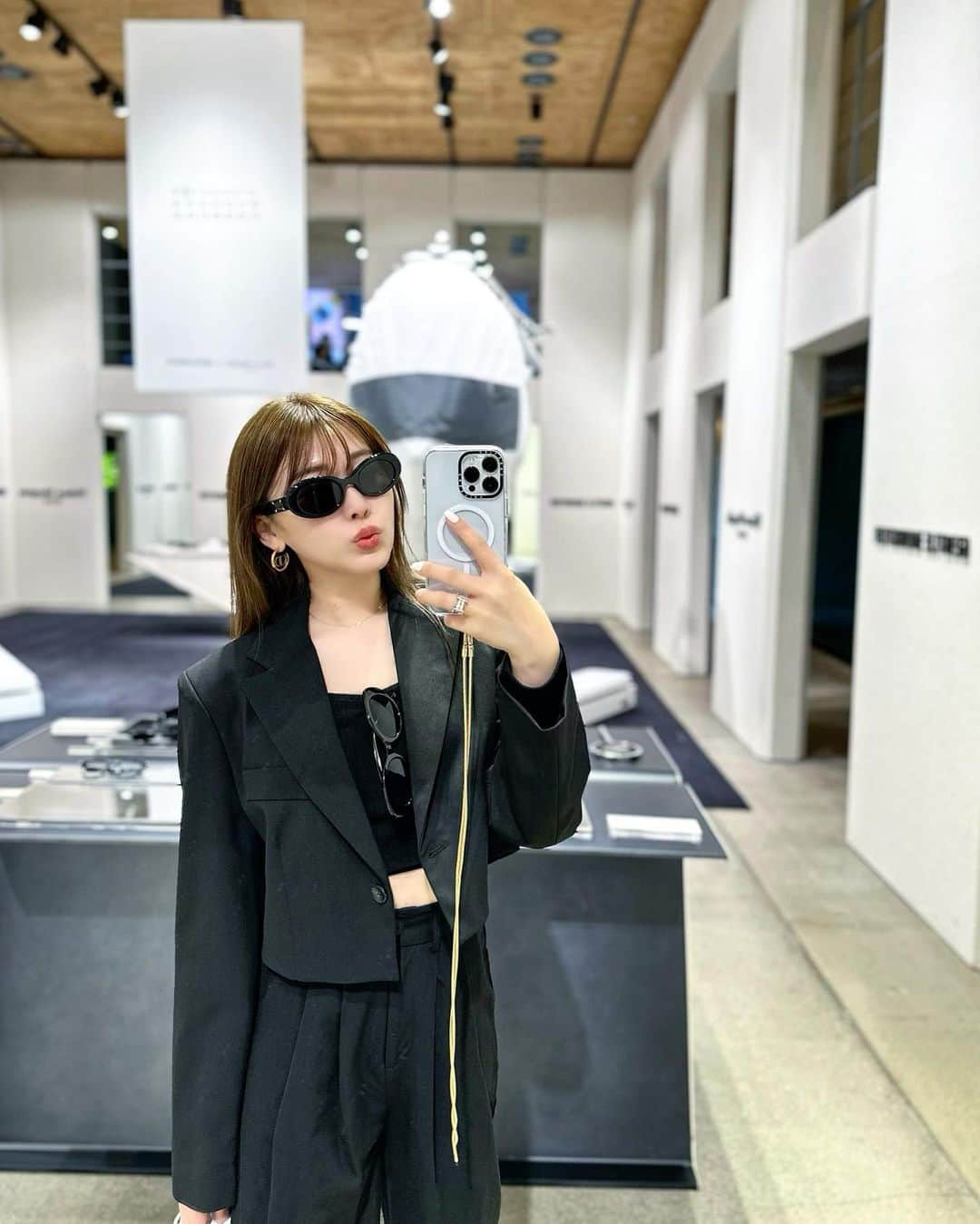 藤川沙弥のインスタグラム：「3年半ぶりの✈️🇰🇷😭 前日はほぼ眠れなかったほど楽しみでした🥺😭w 久しぶりで色々思い出しながらリハビリ旅🇰🇷  ここはマストで行ってきました😎♥︎ @gentlemonster  お洒落空間が爆発してた💥  旅行の時にも便利なiphoneケースは @casetify_jp でオーダー✨ チェーンはどんなケースにも 付け替えられるので優秀すぎるよっ✌🏻」