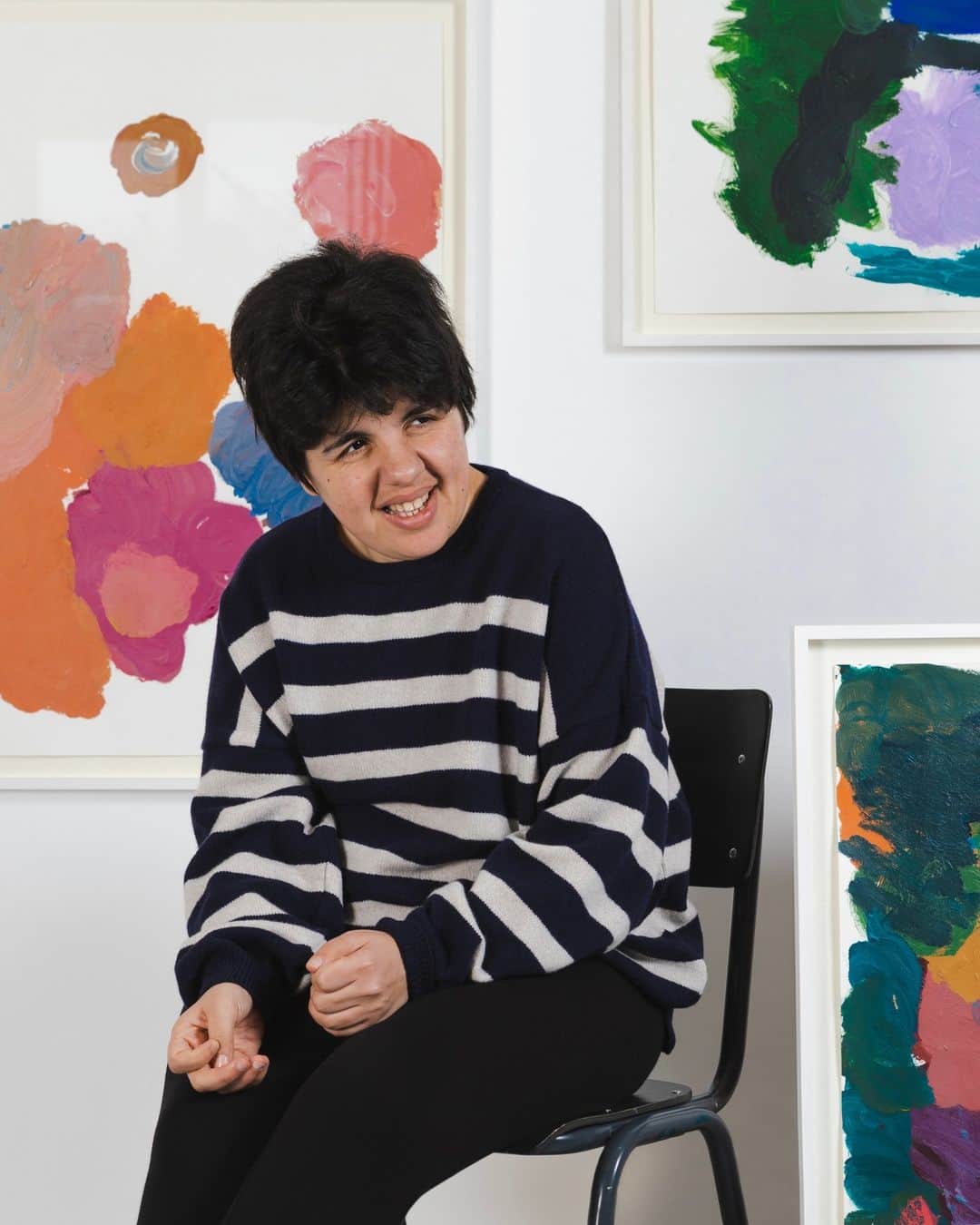 のインスタグラム：「@intoart_uk x @johnsmedleyknitwear for @londoncraftweek.  Expertly made in Derbyshire from lightweight yet insulating merino wool, our new Intoart pullover features a special print by Lisa Contucci, whose abstract compositions are an expressive celebration of colour, texture, and form. Lisa’s work experiments with the physicality of paint, often mixing it with different mediums including collage and the drawn line.  Find out more via the link in our bio.  #LCW2023 #londoncraftweek #lisacontucci #johnsmedley」