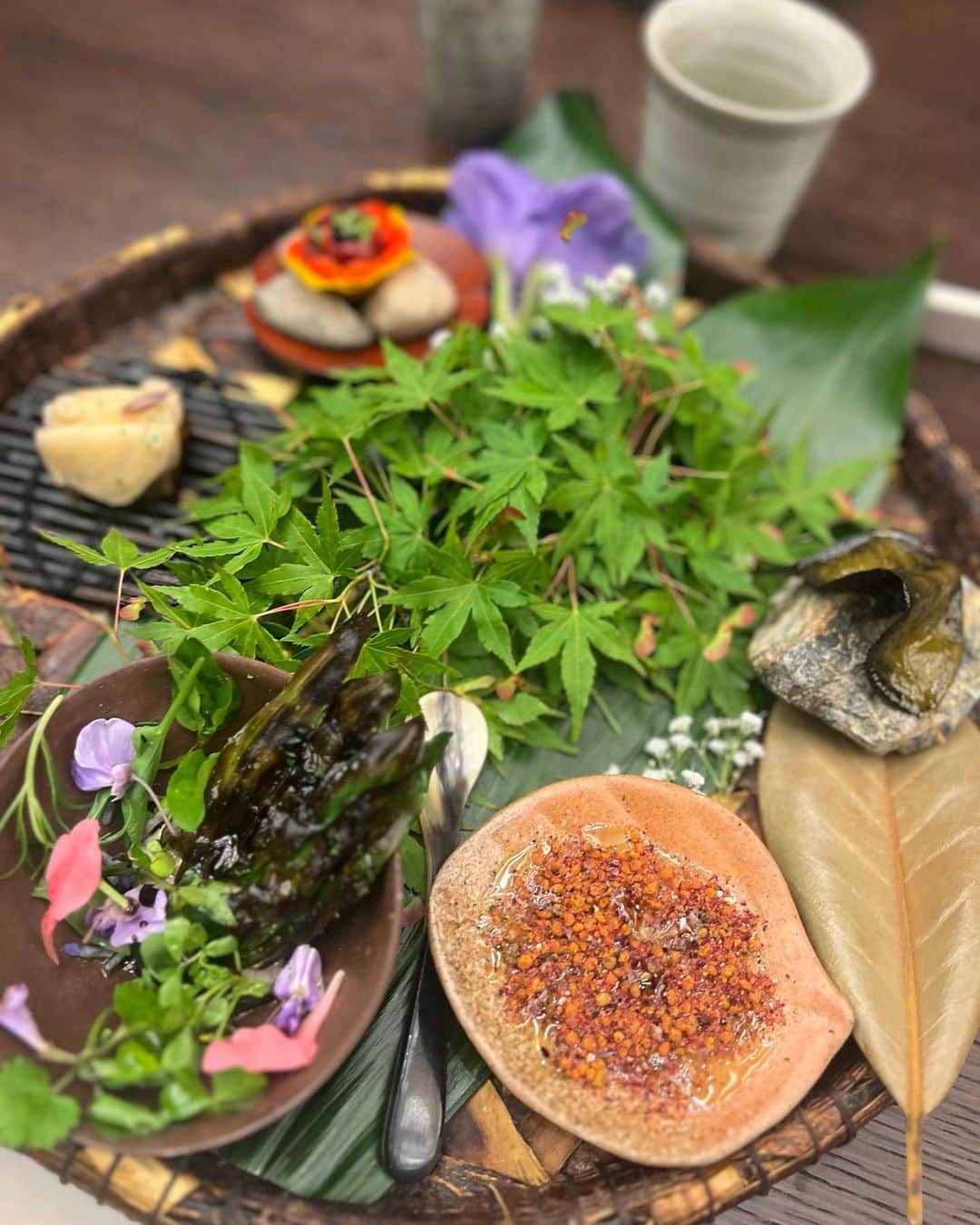 美波さんのインスタグラム写真 - (美波Instagram)「素敵な味覚冒険を体験。 言葉ではなかなか表せない夢の味。 日本の食材をふんだんに使われた、自国の私たちでもなかなか食べられない和食に巡り会えたよう。　こんなに沢山の海藻を食べたのも初めてだし、未来を感じさせる出会いだった。 @acehotelkyoto @nomacph @kenny890303 ほんとうにどうもありがとうございました😊💕  #アンティークナイフの切れ味を確かめてる #会えて嬉しかった真っ赤な @maiko_amano_  #沢山のびっくり #昆布しゃぶしゃぶとか #🐜とか」5月12日 18時30分 - minamimanim