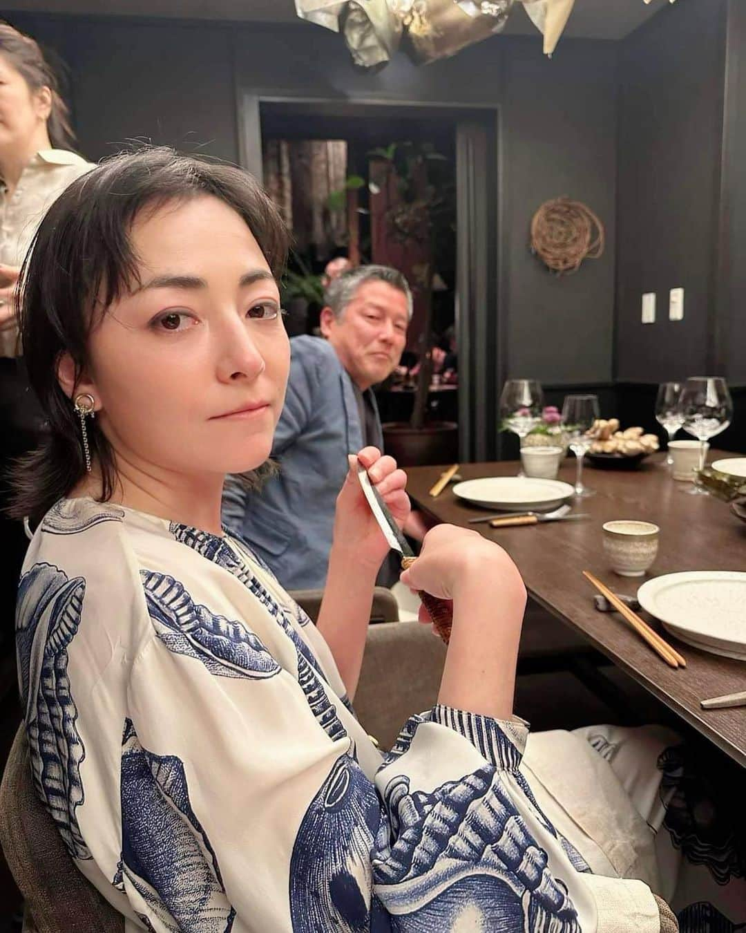 美波さんのインスタグラム写真 - (美波Instagram)「素敵な味覚冒険を体験。 言葉ではなかなか表せない夢の味。 日本の食材をふんだんに使われた、自国の私たちでもなかなか食べられない和食に巡り会えたよう。　こんなに沢山の海藻を食べたのも初めてだし、未来を感じさせる出会いだった。 @acehotelkyoto @nomacph @kenny890303 ほんとうにどうもありがとうございました😊💕  #アンティークナイフの切れ味を確かめてる #会えて嬉しかった真っ赤な @maiko_amano_  #沢山のびっくり #昆布しゃぶしゃぶとか #🐜とか」5月12日 18時30分 - minamimanim