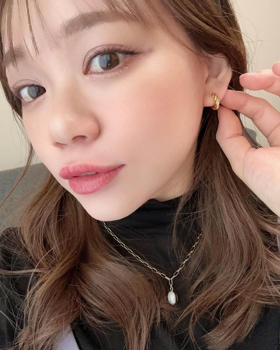 瀬賀しお（せがしぃ）のインスタグラム：「お気に入りジュエリー💎♡  @aletta_jewelry_official の ウェーブフープピアス S ゴールド✨  小ぶりでシンプルながらも 存在感があってとっても可愛いんです💓 どんなコーディネートにも合わせやすくて 最近はとにかくこちらのピアスをつけてる☺️ 服もアクセサリーもシンプルでまとめるのが 今の気分です♫  #ジュエリー #アクセサリー #お気に入り #aletta #alettajewelry」