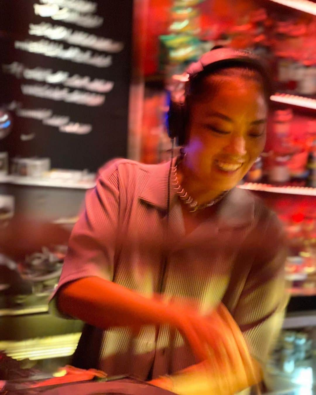 小野美公のインスタグラム：「First ever DJ gig🥹🩵📀💎🎵  Last month, my first time dj’ing for a live crowd and not my boyfriend and housemate🫶🏽❤️😍🫶🏽❤️‍🔥 Really enjoyed it🥺🫶🏽 Thank you everyone for supporting me it means a lot 🥹❤️‍🔥  Thank you for giving me this opportunity @sugar_n_spice_syd 💖🥺  Thank you for teaching me 💖🥺 @hide_boo @arisse.tauv  #オーストラリア留学 #オーストラリア生活 #シドニー#シドニーに住む女#ダンサー#DJmiku #sydneydj #sydneydance #australiadance #dancer#model#asianmodel #japaneasemodel」