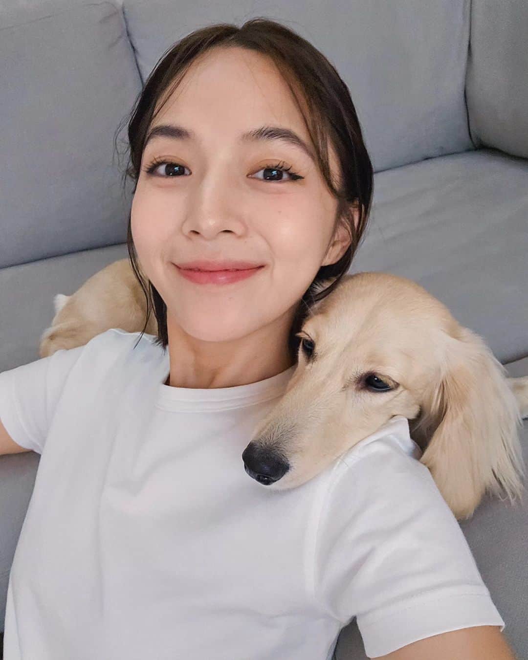 バイトゥーイ・ズワピットのインスタグラム：「จังหวะตกหลุมรักเป็นอย่างนี้ 🐶🥚」