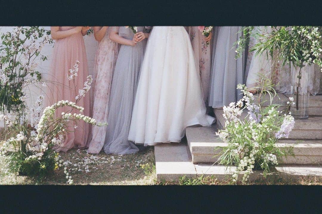 ミナ さんのインスタグラム写真 - (ミナ Instagram)「#wedding #film   필름사진은 왠지 움직이고 있는 느낌이 들어서 참 좋다 그 날이 몽글몽글 떠오르는 사진들☁️」5月12日 18時40分 - blossomh_
