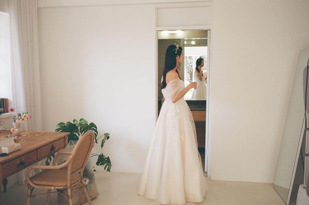 ミナ さんのインスタグラム写真 - (ミナ Instagram)「#wedding #film   필름사진은 왠지 움직이고 있는 느낌이 들어서 참 좋다 그 날이 몽글몽글 떠오르는 사진들☁️」5月12日 18時40分 - blossomh_