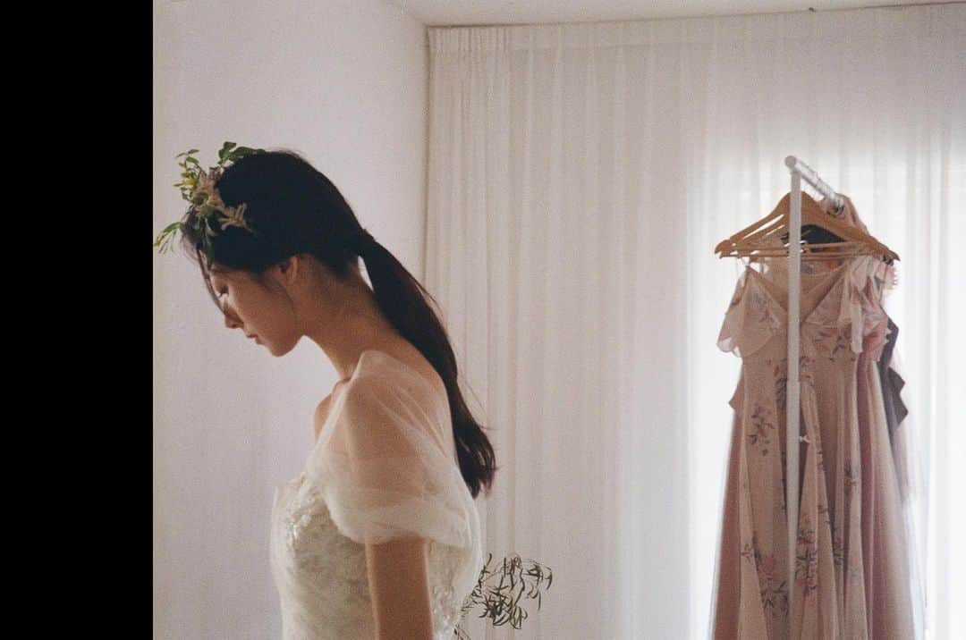 ミナ のインスタグラム：「#wedding #film   필름사진은 왠지 움직이고 있는 느낌이 들어서 참 좋다 그 날이 몽글몽글 떠오르는 사진들☁️」