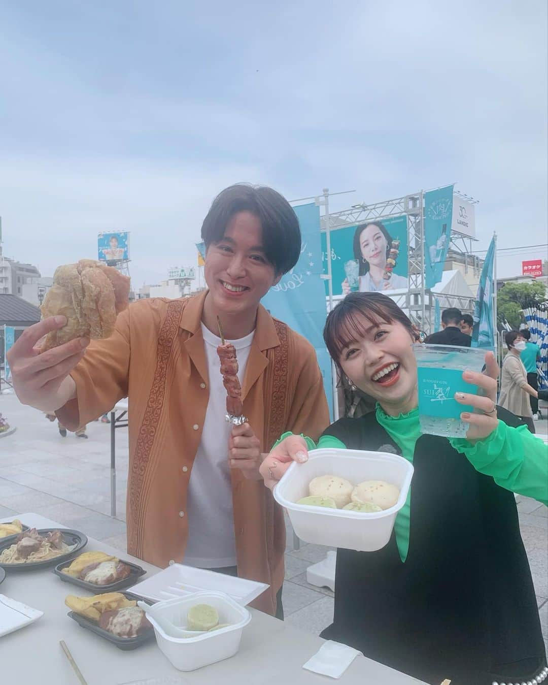 染矢すみれさんのインスタグラム写真 - (染矢すみれInstagram)「〻 翠ジンソーダ  肉Love Fes in FUKUOKA2023 から中継でした！  行列のできる"肉の名店"が 全国各地から大集結しています🍖  ゆずの香りが広がる翠ジンソーダが さっぱりしていてお肉料理と合うんです🐳🌏  外で味わうとまた格別！ ほんと最高です😮‍💨♡  …それなのに！ 中継中に @take_yan78 さんの翠ジンソーダを 倒してしまう大粗相本当にごめんなさい🥹🙏🙏🙏  とっっっっっっても楽しいイベントです！ みなさんもはしゃぎすぎには お気をつけくださいね😇(←お前が言うな)  📍 天神中央公園　貴賓館前 📅 今日から14日(日)まで  #rkb#タダイマ#翠ジンソーダ」5月12日 18時32分 - someya_sumire