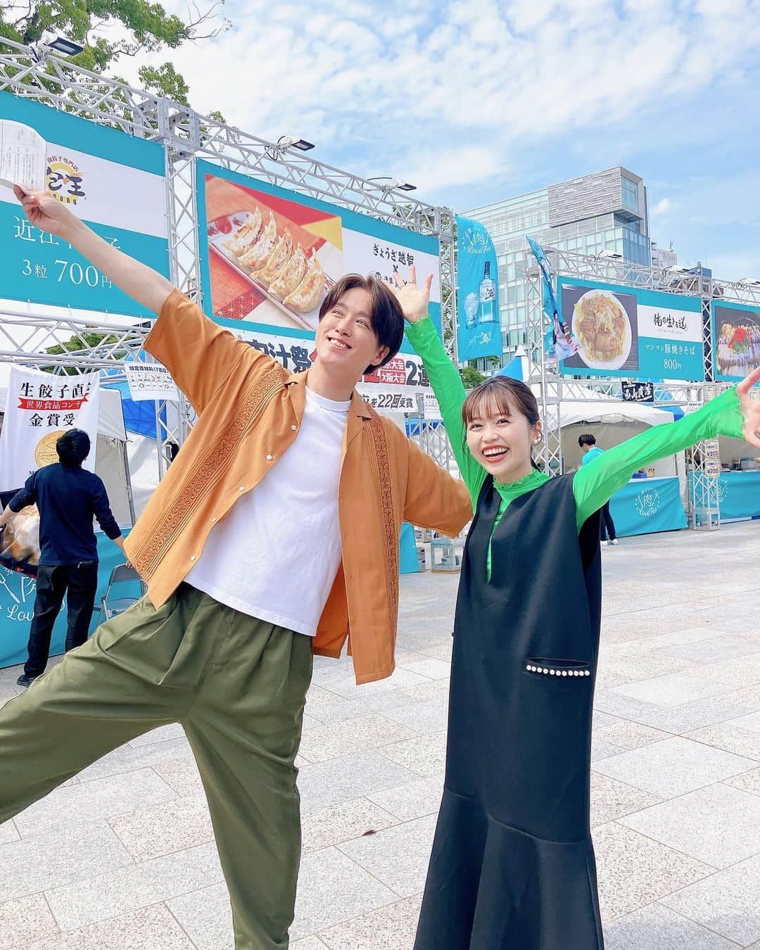 染矢すみれさんのインスタグラム写真 - (染矢すみれInstagram)「〻 翠ジンソーダ  肉Love Fes in FUKUOKA2023 から中継でした！  行列のできる"肉の名店"が 全国各地から大集結しています🍖  ゆずの香りが広がる翠ジンソーダが さっぱりしていてお肉料理と合うんです🐳🌏  外で味わうとまた格別！ ほんと最高です😮‍💨♡  …それなのに！ 中継中に @take_yan78 さんの翠ジンソーダを 倒してしまう大粗相本当にごめんなさい🥹🙏🙏🙏  とっっっっっっても楽しいイベントです！ みなさんもはしゃぎすぎには お気をつけくださいね😇(←お前が言うな)  📍 天神中央公園　貴賓館前 📅 今日から14日(日)まで  #rkb#タダイマ#翠ジンソーダ」5月12日 18時32分 - someya_sumire