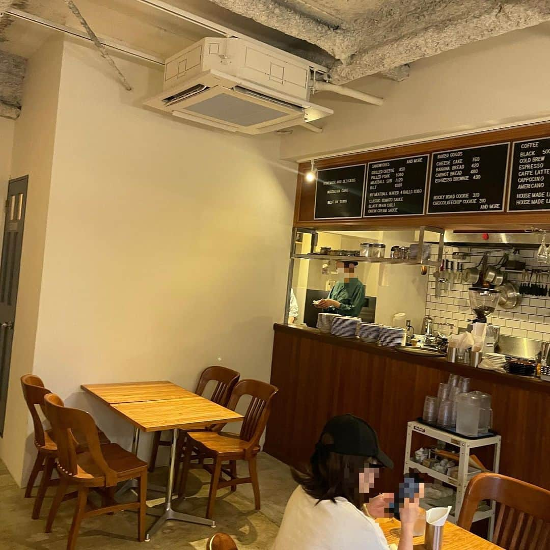 リンリンさんのインスタグラム写真 - (リンリンInstagram)「[高円寺　#nostalgiacafe] カフェ好きは要チェック👉@rinrin99999  高円寺でマイベストカフェの一つ😍 ⚠️値段下に記載⚠️ . ———————⚠️<注文内容>⚠️——————— ■ノーベイクチーズケーキ　イチゴソース 760円 ■アイスクリームトッピング　300円 ✔︎ワンドリンク制 ✔︎店内照明の関係で写真や動画色味が付くので 窓側の席がベスト . 上記スイーツが食べたく高円寺カフェで 私がめちゃくちゃ推しのお店に😊 (久々だけど💦) こちらはニューヨークスタイルのお店で ミートボールやパイなども食べられるの😊 . レモン🍋を使用したトロけるレアチーズケーキに甘酸っぱいストロベリーソース🍓がたっぷりと🥰 更に超デカいアイスクリームがズドーーン‼️ . ここのスイーツまじで美味し過ぎる🥰 個人的には高円寺カフェでベスト3に入るし みんなにオススメ出来る‼️ . 駅から少し遠いのが難点だけど、それでも 行く価値あるし、スタッフさんの対応も良く 美味しいので皆様是非☺️❤️ . —————📍〜お店情報〜📍—————— ＜店名&最寄り駅> #ノスタルジアカフェ　高円寺駅から徒歩12分 中野駅から徒歩14分 . 🏠<住所> 東京都中野区野方1-36-10 出竹ビル １Ｆ  . ⏰<営業時間>  ［水～金］ 11:30～20:00 ［土・日］ 11:30～19:00 . 🗓<定休日> 月曜日　火曜日 . #高円寺カフェ#高円寺グルメ#高円寺ランチ#中野グルメ#中野カフェ#中野ランチ#東京グルメ#東京カフェ#東京ランチ#カフェスタグラム#りんりん高円寺グルメまとめ#チーズケーキ#cafestagram#japanfood#tokyofood#cheesecake」5月12日 18時36分 - rinrin99999