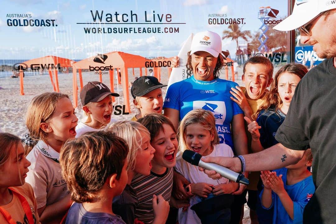 サリー・フィッツギボンズのインスタグラム：「Post heat celebrations with the Grom squad, they are a constant source of inspiration, energy and love 🫶🏼Riding the Aussie wave of support through to finals day @boostaus #GoldCoastPro Presented by @gwmaustralia  @wsl  ————— Powered by my team @boostaus @breitling @all.pacific @almondbreezeaus @harveynormanau @gwmaustralia @tandcsurf @gpangsurf @fcs_surf @devikaworld @bestsheds  @axxeclassic」