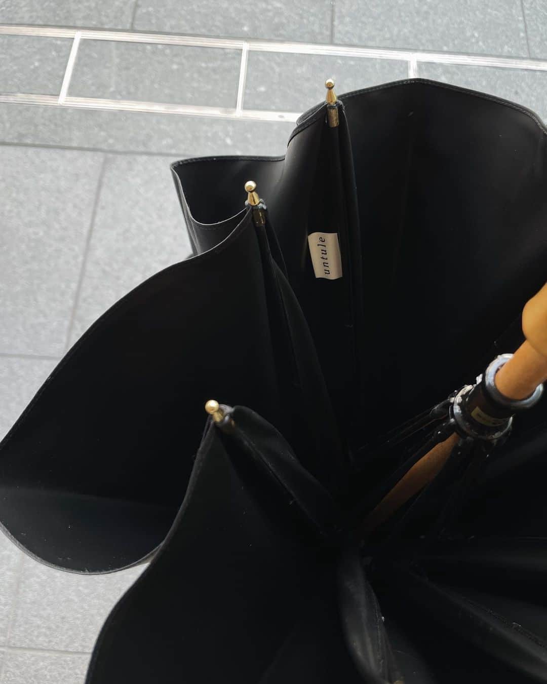 Yuki Ide | 井手 祐来さんのインスタグラム写真 - (Yuki Ide | 井手 祐来Instagram)「大人な気分になれる日傘 いつも折りたたみのものを使ってたから長傘タイプのものも欲しくて 生地が破けない限り半永久的に使えるらしい✨ 日傘は2本くらい持ってて日によって使い分けるようにしてるから今回は黒にしてみた🖤」5月12日 18時48分 - yukikokubu