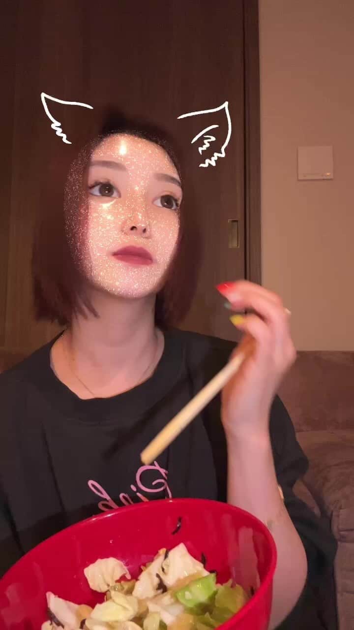 𝑒𝑟𝑖𝑘𝑎のインスタグラム：「キャベツ食べました🥬笑 . . 最後Amazonの人来て 切り方雑すぎたごめんなさい🤣😂🤣😂 . . コメントありがとうございました😊💕」