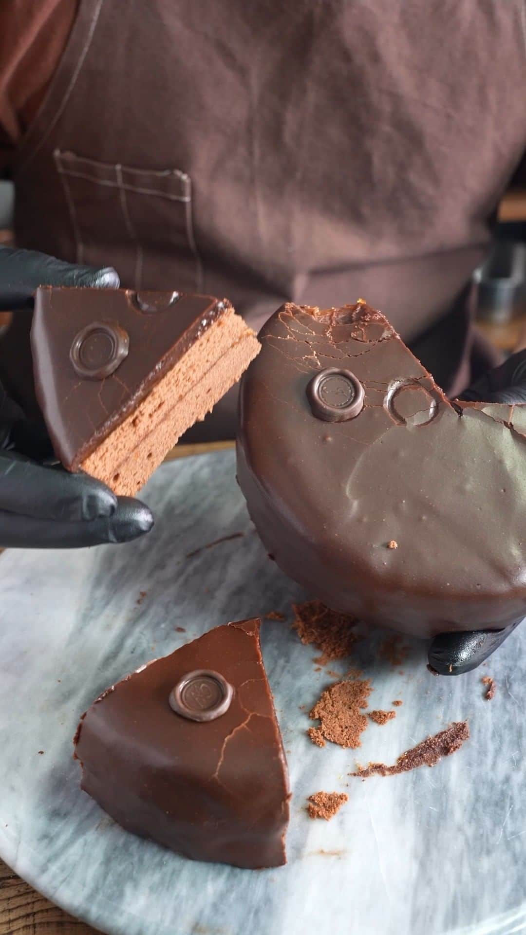 チョコレートカカオのインスタグラム：「How to make Sachertorte ザッハトルテの作り方  YouTube https://youtube.com/shorts/k_V8rFAxOD4  Recipe by @eguchikazuaki  https://youtu.be/GDzZuR5VtlE  May the cacao be with you ! ∴∵ゞ(´ω`*) ♪  I love Chocolate cake !  The coating became thicker. It is difficult to make a real sachertorte.  [Sacher Dough] 3 : Eggs 100g : Sugar 60g : Unsalted butter 60g : Cake flour 65g : Chocolate 67% 50g : Apricot jam  [Apricot Jam coating] 250g : Apricot jam 50g : Sugar 50g : Water  [Sacher coating] 130g : Chocolate 67%  150g : Sugar 70g : Water  #chocolate #asmr #eating #asmreating #YouTube #foodie #instafood #foodporn #dessert #yummy #recipe #手作りお菓子 #patisserie #recette #チョコレート #recipe #shortvideo #sweets #bake #baking #chocolatecake #cake #ザッハトルテ #sachertorte #チョコレートケーキ #apricotjam」