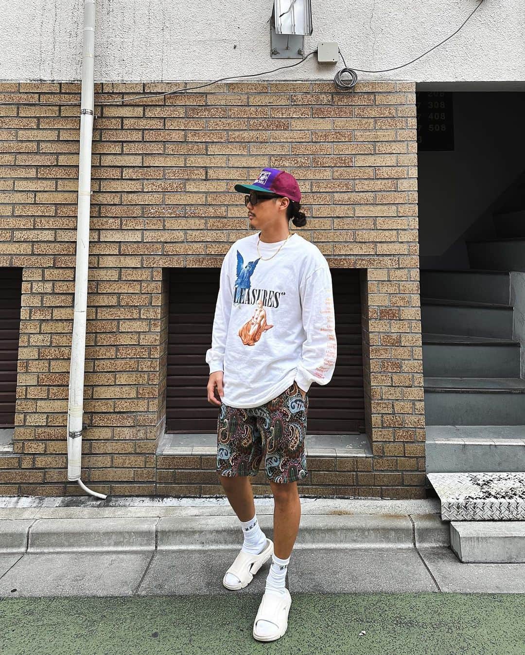 KANJIのインスタグラム：「来週発売のハーフパンツ履いたらちとまだ寒かった‼️ でもめちゃくちゃ気に入ってる🫶 15日に発売なので @flex_japan をチェックしててね🔥  ーーーーーーーーーーーーーーーーー cap @cantclothing2  tops @pleasures  eyewear  @flex_japan  pants @flex_japan  kicks  @asos_man   #ストリートファッション #ストリートコーデ #ストリート系男子 #ストリート系 #ストリート系ファッション #ストリート男子 #ストリート系コーデ #streetfashion #streetfashionmen   #スニーカーコーデ #スニーカー男子 #snkrskickcheck #snkrskickcheckjp #japanesestreetfashion #サングラス男子 #ショートパンツ #ショートパンツコーデ #ハーフパンツ #ハーフパンツコーデ #カジュアルストリート #カジュアルコーデ #海外ファッション #y2kファッション」