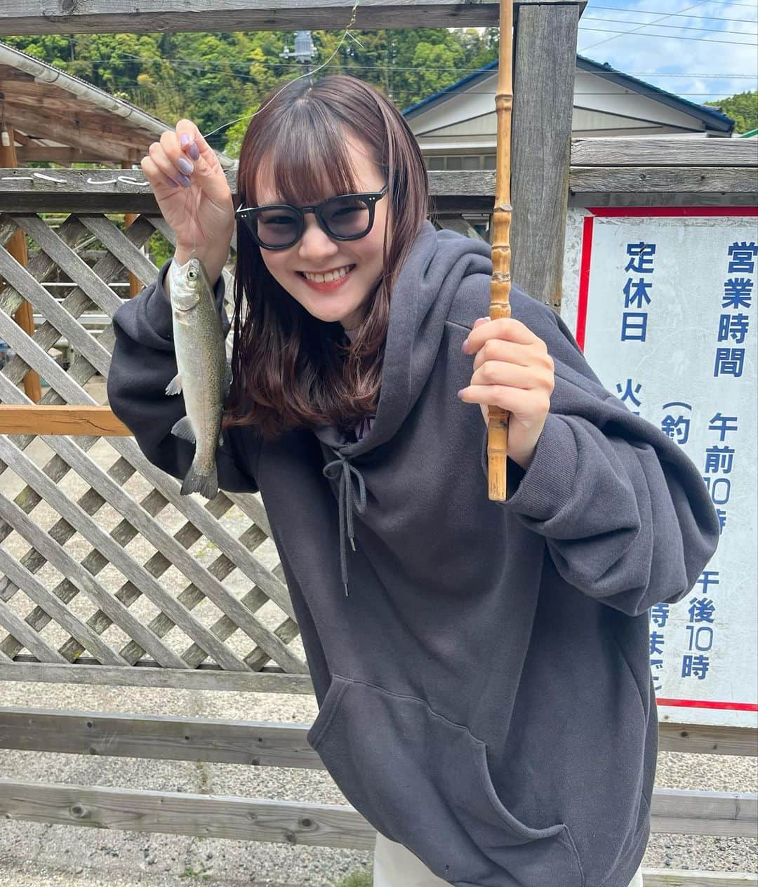 木村なつみさんのインスタグラム写真 - (木村なつみInstagram)「小さい頃釣り堀行って一匹も釣れなかった苦い思い出あるんだけど、今回は釣れました！やったー！  友達といるとなにしてもすごく楽しくて幸せ」5月12日 18時44分 - natsumi__kimura