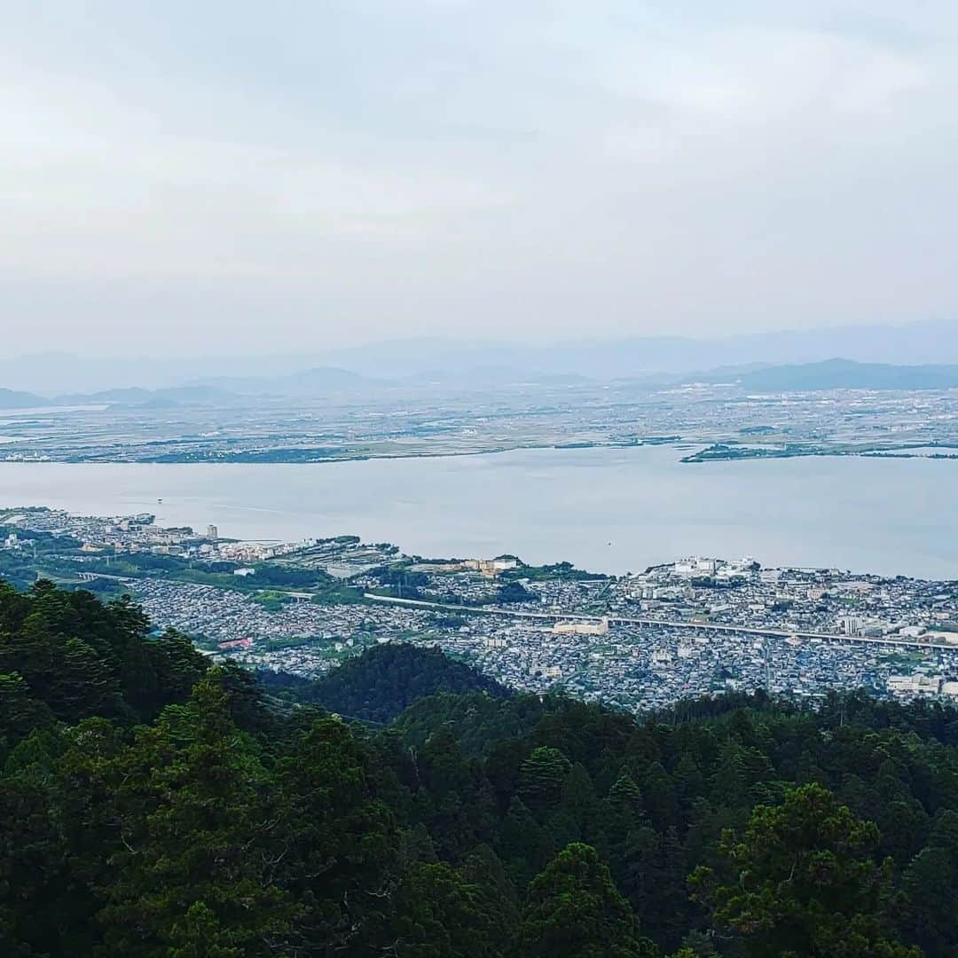 鏑木毅さんのインスタグラム写真 - (鏑木毅Instagram)「いよいよ明日です。天気は残念ながら降雨が予想されますが、相手は 天気でもなく ライバルでも ありません。己 自身です。 選手とボランティアの皆さんが織りなす この大会 独特の雰囲気を 思う存分余すことなく楽しんでほしいです。 ここ 比叡山は標高が高いため かなり低温 が予想されます 雨具 防寒具は必ずお持ちください。 明日 皆さんにお会いできると本当に楽しみにしています！ #比叡山国際トレイルラン #比叡山延暦寺 #比叡山トレイルラン #TrailRunning #トレイルランニング #tnfjp #gontex #アスタビータースポーツ #essサングラス #比叡山50マイル #鏑木毅 #鏑木毅プロデュース #トレイルランニングレース #トレイルランニング好きな人と繋がりたい」5月12日 18時46分 - tsuyoshikaburaki