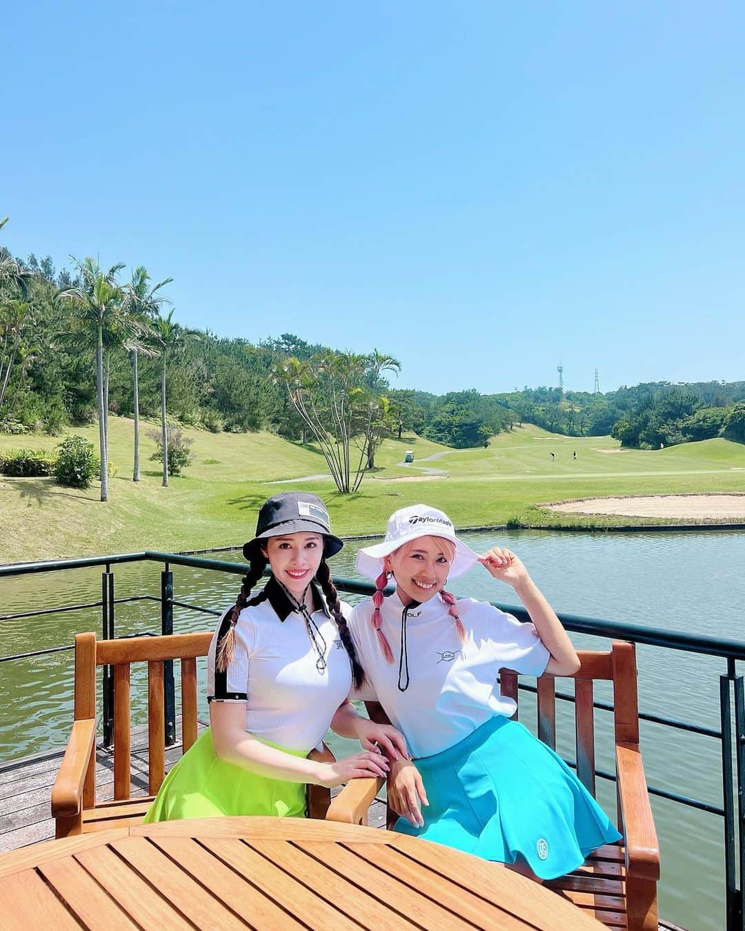 ミカのインスタグラム：「🌺 mika & maami 👯‍♀️  初✨ジアッタテラスゴルフリゾート⛳️🏌️‍♀️ ヤシの木いっぱいで海も見えるし ロケーション最高でした... ♡ カートナビも最近導入されたみたい＼(^^)／  2人の写真が沢山あるのに 全然投稿追いついてないなぁ〜📸  まあみちゃんといると 朝から晩までずっと笑いっぱなしで めっちゃめっちゃ楽しかった❤️ また行こうねーん😙😙  沖縄旅行では、ゴルフ以外にも ドライブしたりビーチヨガしたり かなり充実したねーー🧘‍♀️  なんと❣️まあみちゃんが ヨガ教室オープンしたので 来週お邪魔してきます🙋‍♀️わくわく❤︎❤︎  #ゴルフ旅行#ゴルフ女子#ジアッタテラスゴルフリゾート#沖縄ゴルフ#ゴルフ場#ゴルフウェア#ジアッタテラス#沖縄ゴルフ場#バケハコーデ#ゴルフ旅#ゴルフ女子コーデ#ゴルフ男子#ゴルフ場#お揃いコーデ#ゴルフ日和#沖縄ホテル#沖縄大好き#三つ編み」