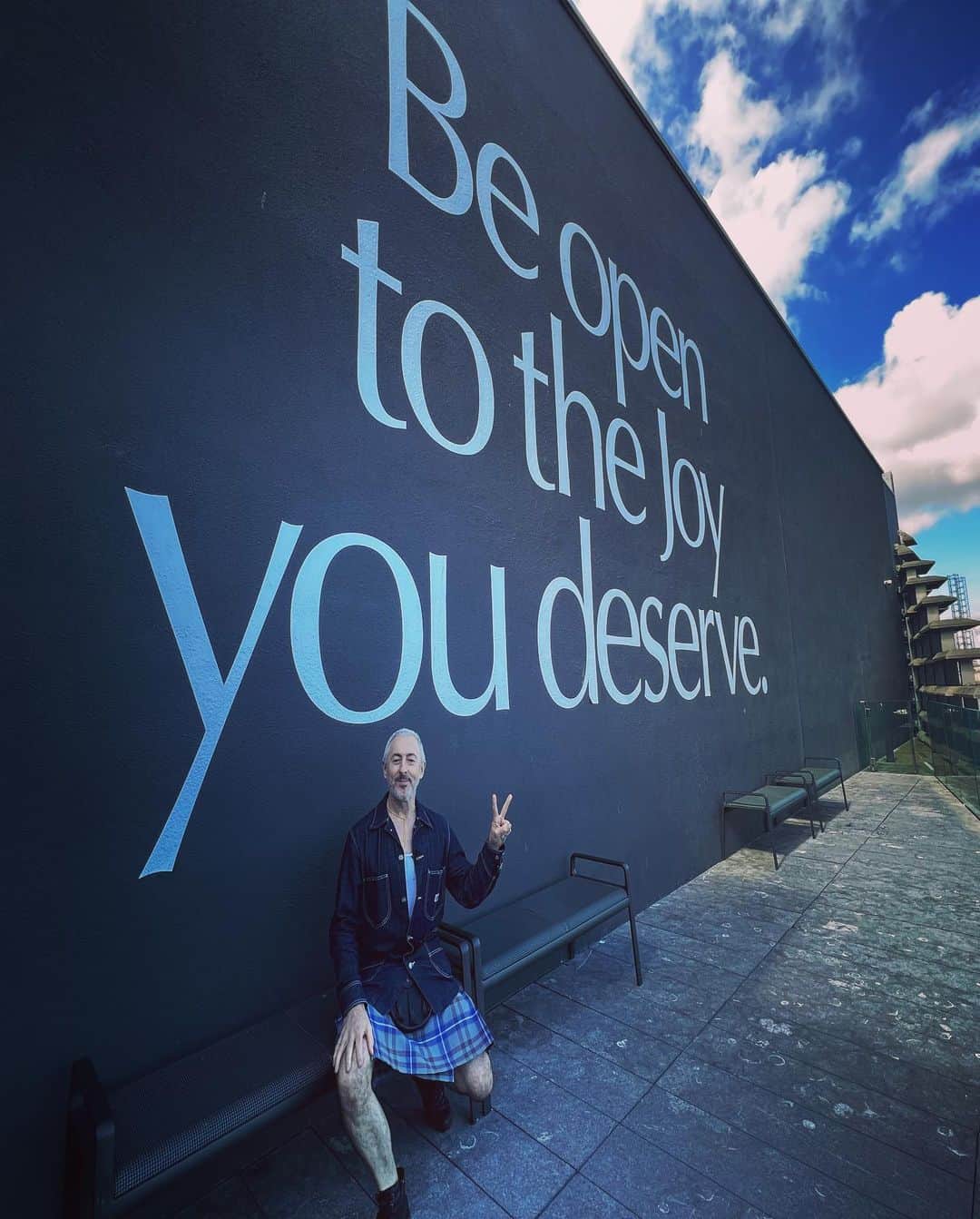 アラン・カミングのインスタグラム：「I had an amazing day at the beautiful @vadundee seeing their stunning new exhibition about all things Tartan! It delves into the history, the science, the fantasy of this incredible pattern of lines and colors and shows how it has spread its magic from Scotland across the planet, as a comfort, a movement, an act of rebellion! I’m proud my portrait by @hoookart is included! Don’t miss it! And thanks to all the gorgeous team at the V&A for making me so welcome and for a delicious dinner at @gallery_48 after the talk I did with Simon Sladen from @vamuseum」