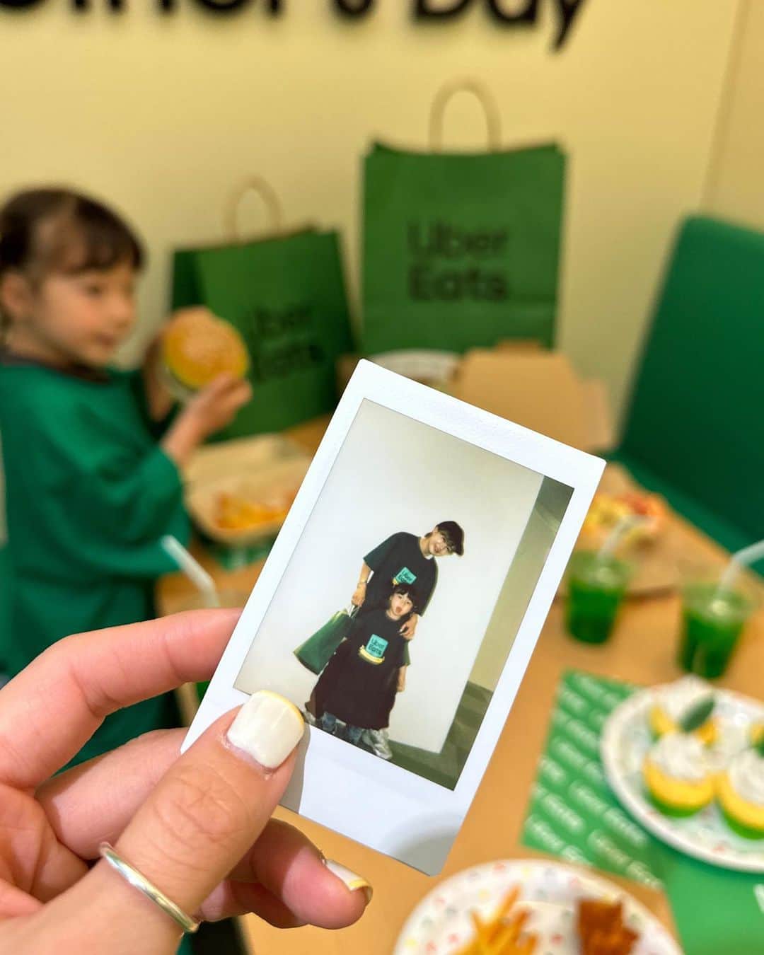 のインスタグラム：「・ 日本初となりファミリーレストランを 進化させた「Uber Eats ファミレス」が オープンということで娘と一緒に お邪魔してきました👩👧✌️💕  なんと本日から5月14 日(日)までの期間限定で 近く店舗からお食事、デザート さらには母の日のギフトを注文できる 特設ファミレスが登場✨✨  ご来場者限定で当日会場内からの ご注文に使える最大 2,000 円分のクーポンを 一組様につき 1 枚プレゼントという なんと太っ腹な特典‼️ （有効期限は 2023 年 5 月 14 日(日)23:55。 都内の店舗での1回の利用に限られます。）  この週末よ母の日をUber Eatsファミレスで お祝いするのもいいのでは😘🫶🫶🫶  娘はずっと気になっていた🍩に大興奮！笑 キッズスペースもあったりと 家族連れにもとっても優しい空間でした🤍  #UberEats#UberEatsファミレス#UberEatsで母の日を祝おう#PR#3歳#3歳11ヶ月#子供のいる生活#女の子ママ#小夏のいる生活」