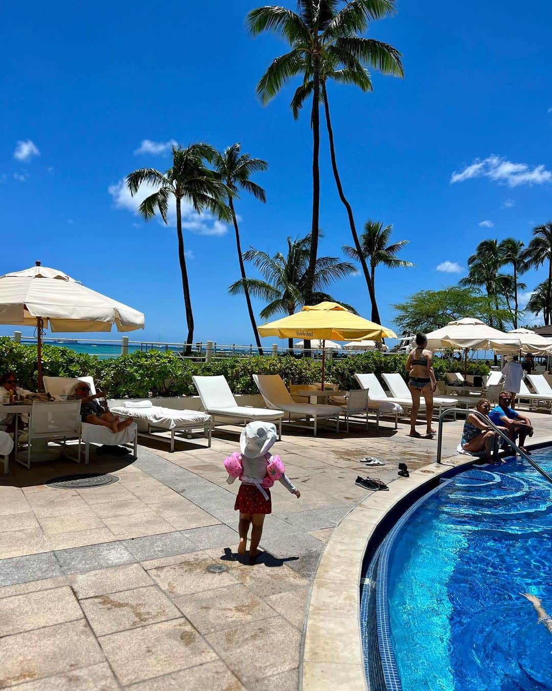 Nahoさんのインスタグラム写真 - (NahoInstagram)「* 1年ぶりにHawaiiに...🌴🤍  相変わらずプールと海が大好きな娘の為に 日差しを浴びに浴びてます☺️☀️  幸せな空気🤙🌺  今回は ハレクラニ🐢ちゃんをget 🤍  #ハワイ #子連れハワイ #hawaii #halekulani」5月12日 18時53分 - naho_417