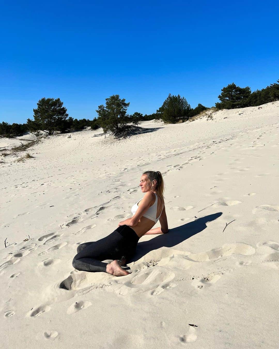 マルガレーテ・コズーフのインスタグラム：「Hier streicheln deine Hände mein Gesicht und du wärmst meine Haut,  Hier trägst du mich und berührst mein Herz. Hier lässt du mich leicht sein und begleitest mich durch Ebenen.  Hier kann ich fliegen und stets hältst du mich… Hier und dort.. Denn ich weiß,  du Wundervolles,  Du bist frei von jeglichem Ort. #love #motherhood #naturespirit」
