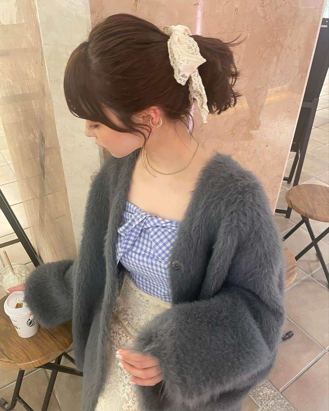 新田湖子さんのインスタグラム写真 - (新田湖子Instagram)「ポニーテールしても後ろの毛落ちてきちゃう、、、 いちご発売日にスタバ行ったけどホワイトモカにしちゃった🫣」5月12日 18時54分 - coconitta0809