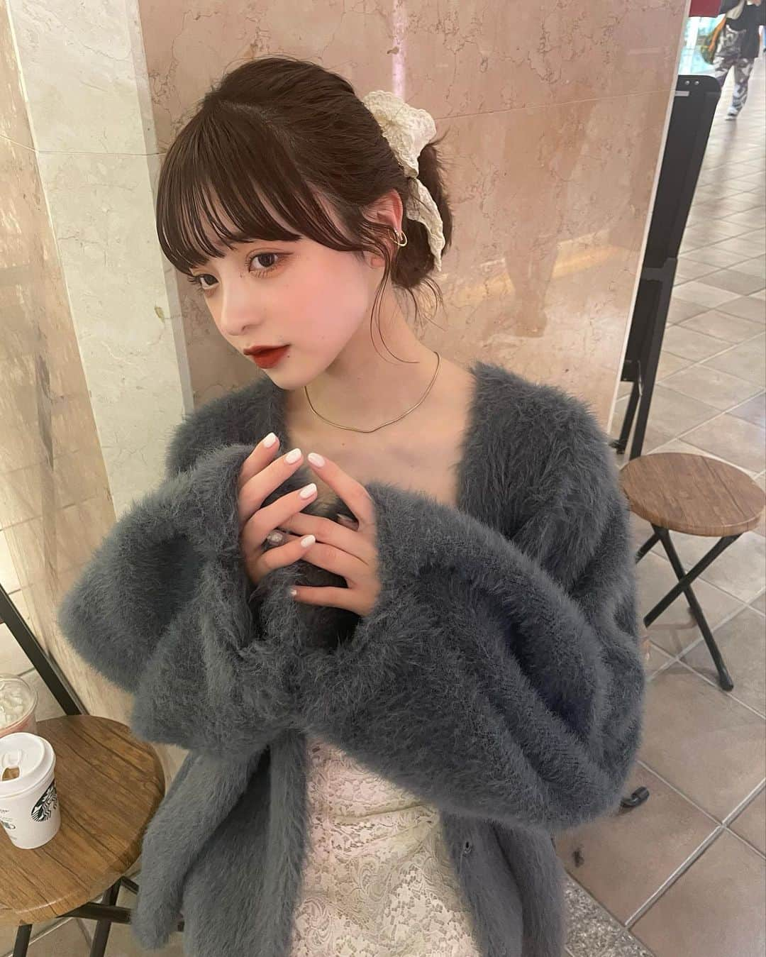 新田湖子さんのインスタグラム写真 - (新田湖子Instagram)「ポニーテールしても後ろの毛落ちてきちゃう、、、 いちご発売日にスタバ行ったけどホワイトモカにしちゃった🫣」5月12日 18時54分 - coconitta0809