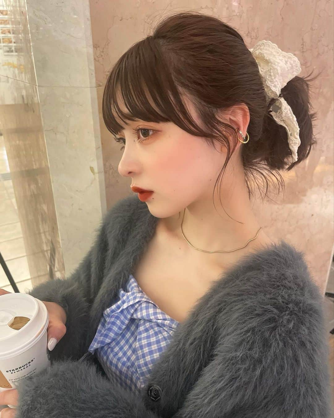 新田湖子さんのインスタグラム写真 - (新田湖子Instagram)「ポニーテールしても後ろの毛落ちてきちゃう、、、 いちご発売日にスタバ行ったけどホワイトモカにしちゃった🫣」5月12日 18時54分 - coconitta0809