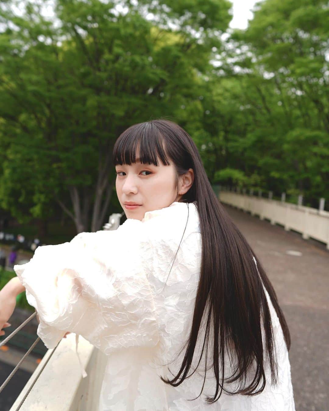 BALLOON HAIRさんのインスタグラム写真 - (BALLOON HAIRInstagram)「黒髪ロング。  日本人らしい黒髪のストレート。ワイドバングが可愛い。  梅雨前のメンテナンスお待ちしております。  style: @utsugi_ryo_olsen   make: @olsen_chinami   #黒髪ロング #ストレートヘア  #ワイドバング #ストレートバング」5月12日 18時55分 - olsen_dba_balloonhair