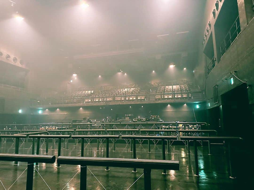 DIR EN GREYさんのインスタグラム写真 - (DIR EN GREYInstagram)「. ［🇯🇵 JP 🇯🇵］［🇬🇧 EN 🇺🇸］ 本日！“TOUR23 PHALARIS -Vol.II-”6本目、Zepp Nagoya公演！名古屋公演1日目、本日の名古屋は気持ち良く晴れております🌞日に日に暑くなってきております、体調には充分注意してLIVEをお楽しみください🐃🐂🔥🔥🔥💨 ウイスキーとソーダのコンビ大好きマネージャー藤枝  ◤◢◤◢◤◢ ↓ 🇬🇧 EN 🇺🇸 ↓ ◤◢◤◢◤◢  Today's “TOUR23 PHALARIS -Vol.II-” sixth show, this time at Zepp Nagoya! The weather is so nice and sunny in our first day here🌞It's getting hotter and hotter lately, so please take care when coming to the venue and enjoy the show 🐃🐂🔥🔥🔥💨  Manager Fujieda, who reaaaaaaally loves the whisky and soda combination  #DIRENGREY #PHALARISII」5月12日 18時56分 - direngrey_official