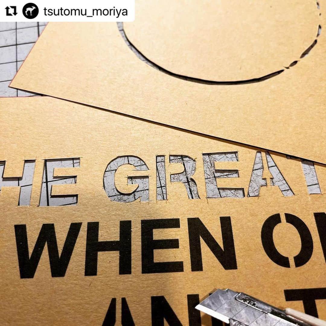 エリミネイターさんのインスタグラム写真 - (エリミネイターInstagram)「#Repost @tsutomu_moriya with @use.repost ・・・ 明日明後日は代官山のエリミネイターさんでワークショップやります！ エリミネイターさんが今回のためにベビーウエイトのスペシャルなTシャツを用意してくださいました🔥 夏に向けて拘りの一点物を作りましょう！ ※完全予約制です ※申し訳ありませんが今回はご購入していただいたTシャツにステンシルするワークショップとなりますので持ち込みは不可となります。  詳細ははこちら🔥↓  ILA. STENCIL SERVICE WORK SHOP開催のお知らせ . グラフィックデザイナー、アートディレクター、そしてila. ( アイラ ) デザイナー等の活動を経て、ステンシルアーティストとしてのポジションを確立した守矢努氏がTシャツにステンシルアートを施していくイベント、「 ILA. STENCIL SERVICE 」を‪5/13 ( 土 )、14( 日 ) の2日間に渡って開催致します。 . ステンシルイベントに向けて、ヘビーオンスの天竺生地を用いたオリジナルTシャツをila.eliminator名義で製作しました。無地のボディーに守矢氏がその場でお客様とのコミュニケーションを取りながらステンシルを施し、そして特別なTシャツを完成させるという、貴重なアート体験が可能なイベントです。緊張感のあるライブを是非、お楽しみください。 . イベント概要 ▪︎日程 : ‪2023年5月13日(土)‬、‪14日(日) . ▪︎場所 : エリミネイター店舗 . ▪︎住所 : ‪東京都渋谷区猿楽町26-13 グレイス代官山一階‬ . ▪︎お問い合わせ先 : ‪ TEL : 03-3464-8144‬ MAIL : building@eliminator.co.jp . ▪︎本イベントの為に製作したオリジナルTシャツ ( ￥9,990税込 ) をご購入された方限定で、アーティストと相談し合いながらステンシルを自由に入れていただけます。 . ▪︎ステンシルは別途料金です。ステンシルプレートの種類や大きさによって異なります。(1,000円〜5,000円) . ▪︎イベント当日は完全ご予約制となります。ご予約をご希望される方はショップまでお気軽にお問い合わせ下さい。 . ▪︎誠に申し訳ございませんが、お持ち込みのアイテムへのステンシルはお受けしておりません。 . #ila #tsutomumoriya #art #stencil #ilastencilservice #graffiti #collage #tagging #culture #eliminator #tokyo #daikanyama」5月12日 18時57分 - eliminator_tokyo