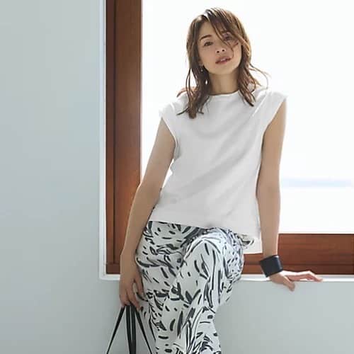 eclat.magazineさんのインスタグラム写真 - (eclat.magazineInstagram)「この時期いちばん活躍してくれる、きれいな印象も涼しさも兼ね備えたトップス、今年のお気に入りは見つかりましたか？ エクラプレミアム通販には厳選アイテムがそろっています。  週末は是非、エクラ本誌＆サイトでショッピングを楽しんでくださいね。 （室長I）  #エクラ6月号　#エクラプレミアム」5月12日 19時07分 - eclat.magazine