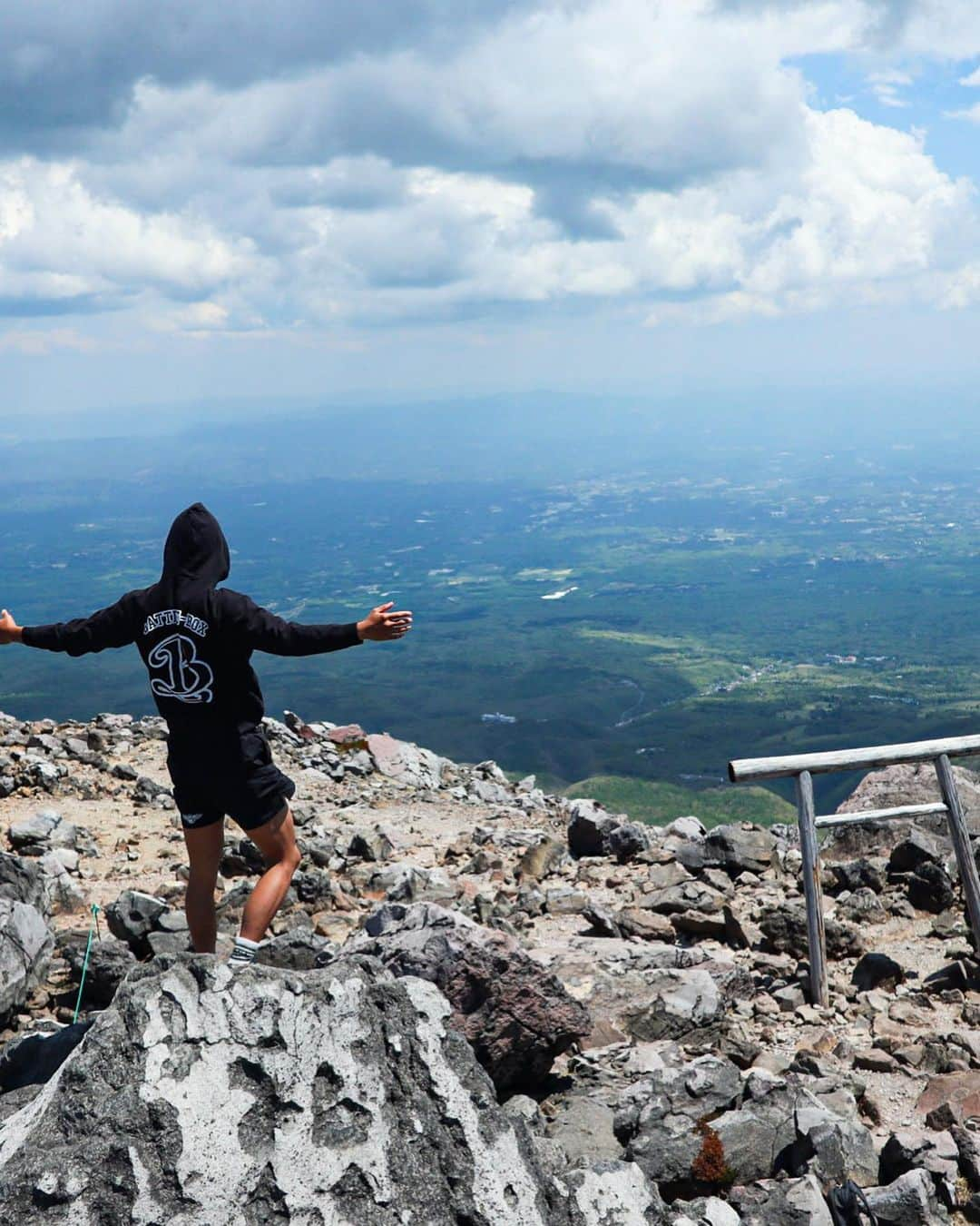 芦澤竜誠さんのインスタグラム写真 - (芦澤竜誠Instagram)「山登りトレーニング  mountain climbing training  俺は強くなる 誰も追いつけない速さで  #格闘技#MMA #日々精進 #Peace 山トレフィジカルトレーナー @ninja_workout」5月12日 18時58分 - ryuseiashizawa397