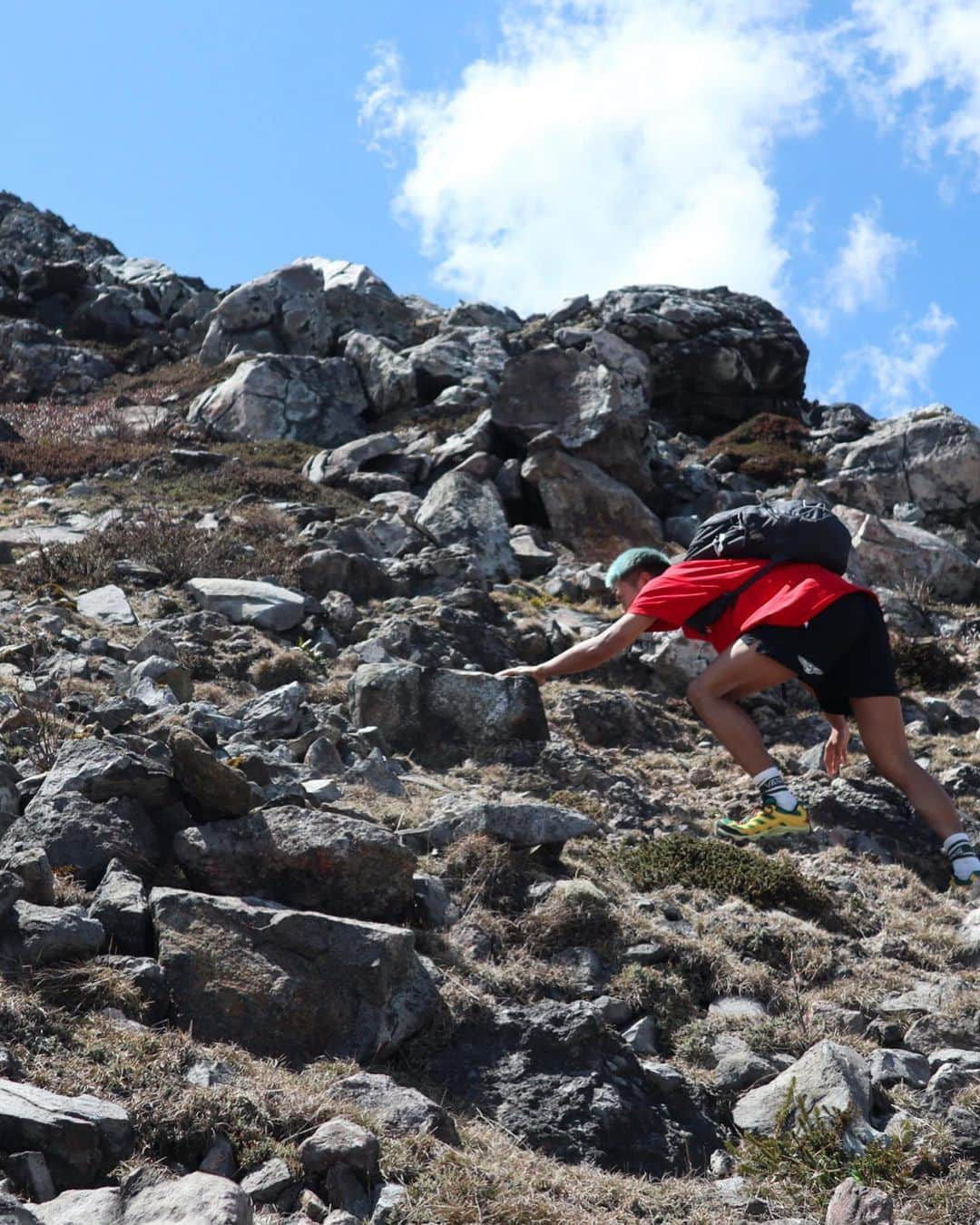 芦澤竜誠さんのインスタグラム写真 - (芦澤竜誠Instagram)「山登りトレーニング  mountain climbing training  俺は強くなる 誰も追いつけない速さで  #格闘技#MMA #日々精進 #Peace 山トレフィジカルトレーナー @ninja_workout」5月12日 18時58分 - ryuseiashizawa397