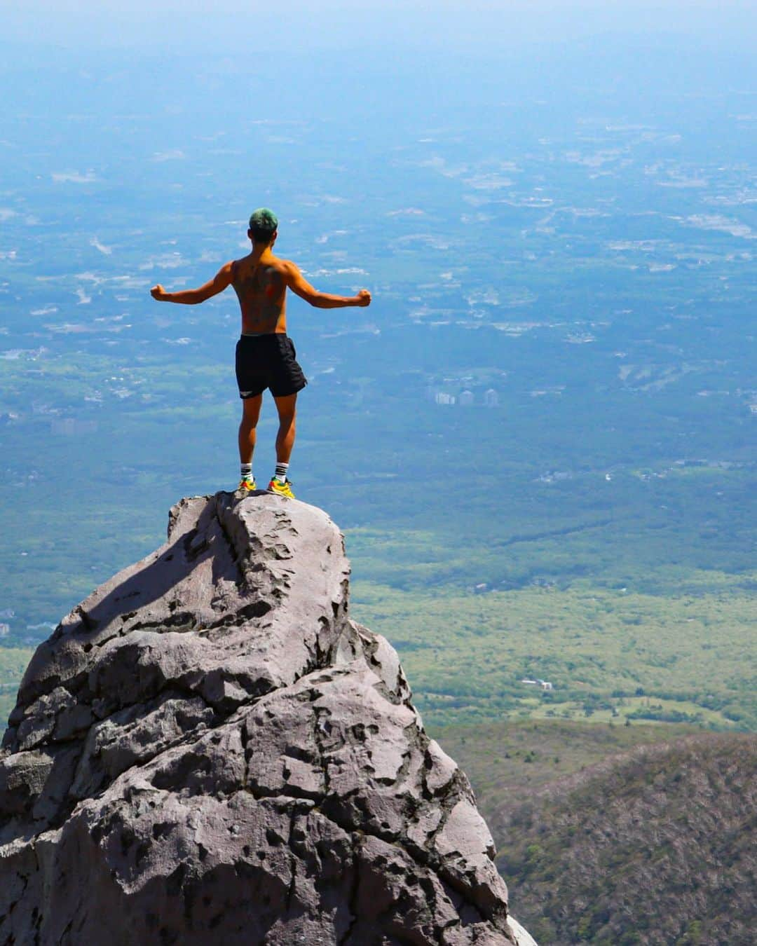 芦澤竜誠のインスタグラム：「山登りトレーニング  mountain climbing training  俺は強くなる 誰も追いつけない速さで  #格闘技#MMA #日々精進 #Peace 山トレフィジカルトレーナー @ninja_workout」