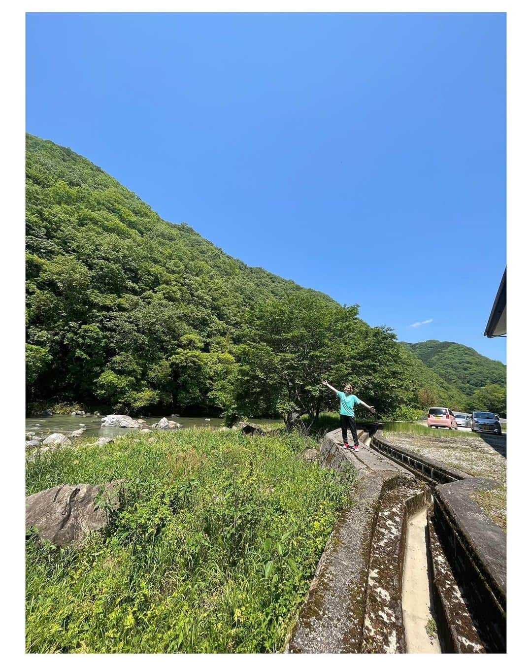 大山未希のインスタグラム：「☀️  景色がとても素晴らしい！ 岡山県高梁市で【夢セン】でした。  久しぶりの対面授業はやっぱり楽しい！ オンラインだとわからないことってありますよね。  飛行機の時間まで少し観光させてもらいました！  仕事感ない写真ばかりですみませんっ🤣  #夢セン #岡山県 #岡山県高梁市 #旧吹屋小学校 #日本遺産 #ベンガラ #吹屋のベンガラ ↓」